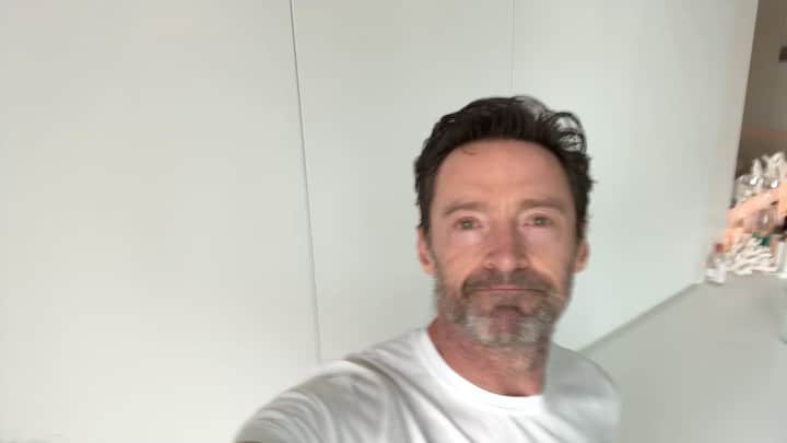 ヒュー・ジャックマンのインスタグラム：「I recommend, so highly, the new series on Apple TV #themeyoucantsee. Mental health is all too often met with a stigma. This needs to change. Right now. And to Ryan, my brother, I couldn’t be more proud and inspired by your honesty.」