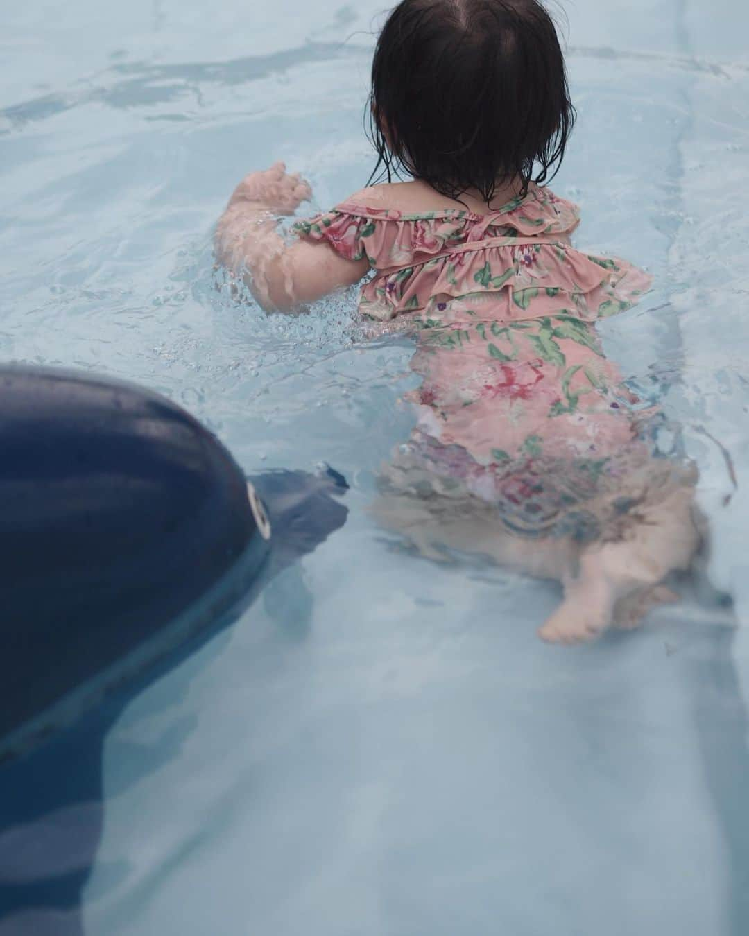 大橋菜央さんのインスタグラム写真 - (大橋菜央Instagram)「Ann’s pool debut🐳﻿ ﻿ ﻿ ﻿ Ann人生2度目のプール🏊‍♀️♡﻿ ﻿ はじめは緊張の面持ちで抱っこされたままだったけど﻿ 数分後には水遊びを始め﻿ 気がつけばまだ立てないのにガンガンプールの中に繰り出して﻿ 終わる頃にはまだまだ遊びたいとごねるほど👶🏻﻿ ﻿ ▶︎▶︎▶︎硬直してたデビューの日🤖 ﻿ ﻿ swimwear : @amada.jp #louisemisha  夏らしいボタニカル柄もフリルも可愛い🤤🌺﻿ ﻿ ﻿ #プールデビュー #kidspool #kidsswimwear #生後11ヶ月 #11monthsold #5月28日生まれ #えくぼちゃん #ハーフベビー #令和ベビー #annbabyliving」5月27日 0時03分 - naoliving