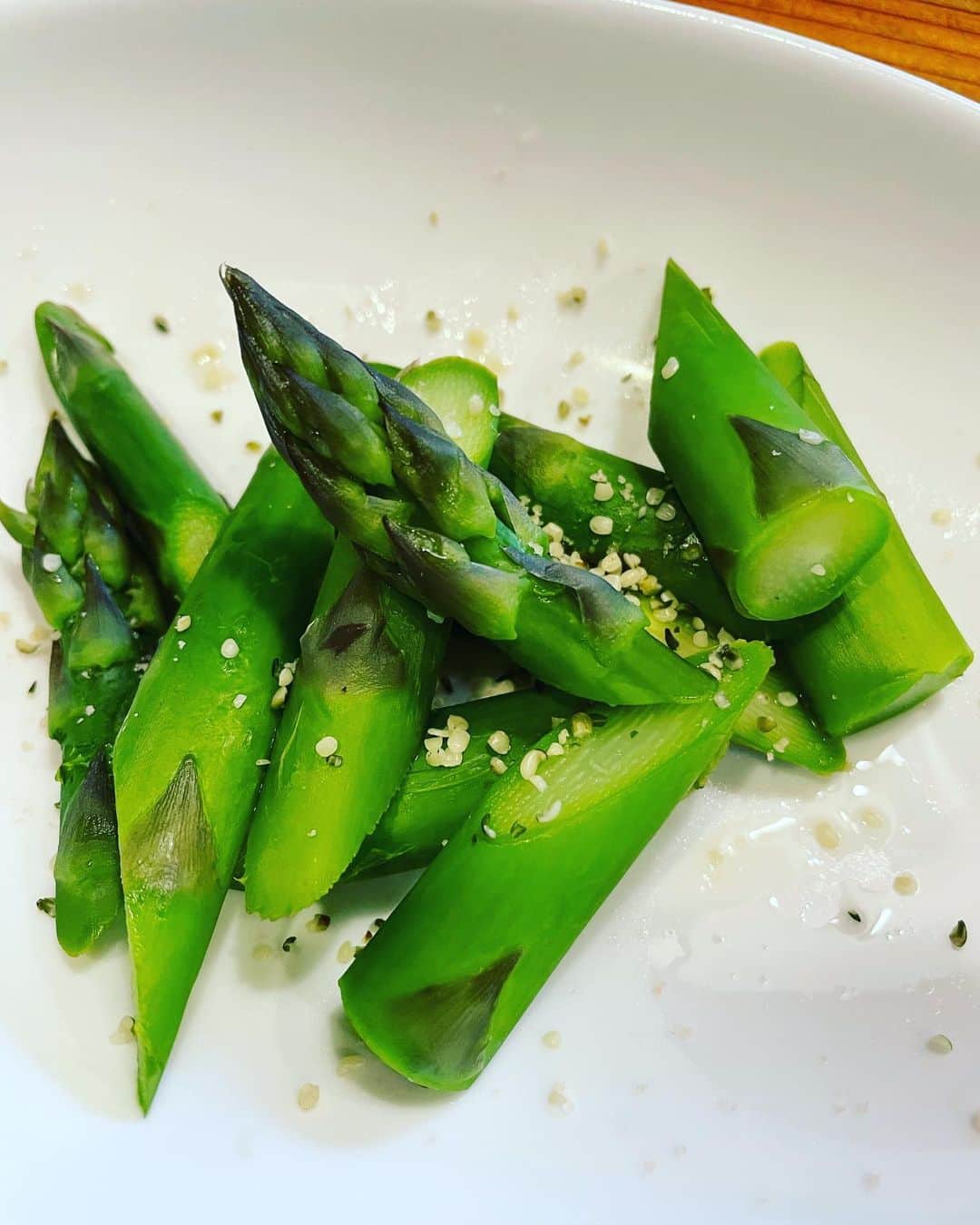 のインスタグラム：「大地の恵✨  ご縁あって、美瑛のレストラン アスペルジュのシェフから、サプライズ！  届いたよ〜  シンプルに茹でて塩とヘンプかけて 食しましたぁ。 朝から元気もりもり。  Blessings from the earth ✨  Fate brought me a surprise! It's from the chef at Asperges, a restaurant in Biei.  It made it here ~  I simply boiled it, then added salt and hemp and ate it. Full of energy in the morning.  #誕生日プレゼントかな #5月30日  #双子座  #B型っす #isthisabirthdaypresent  #may30th  #gemini  #typeb」