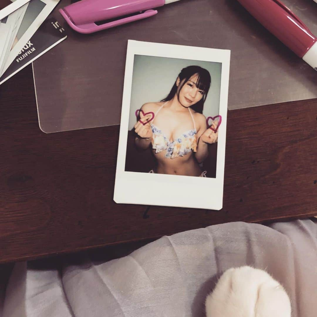 鈴村あいりのインスタグラム：「猫の手も借りたそうにしているとのことで、貸してくださりました🐾 （このあとペンに頭突きをなさり線は無事歪みました有難う御座います） こちらの水着チェキは、店舗さん用になります👙 #チェキ #👙　#🐾」