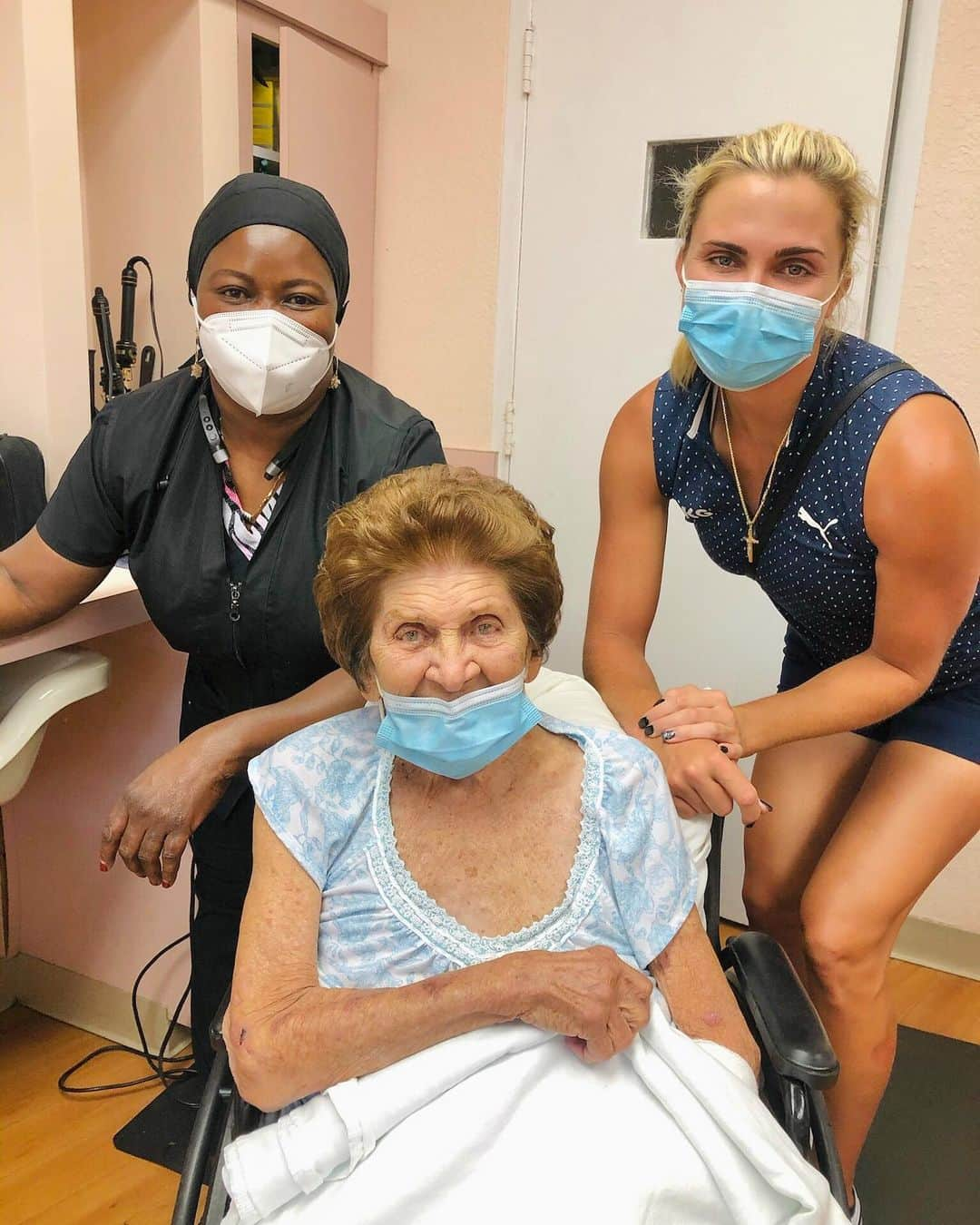 レクシー・トンプソンさんのインスタグラム写真 - (レクシー・トンプソンInstagram)「So happy to see my grandmother when I come home and her doing better today. The smile on her face when she got her hair done by GiGi today made my day❤️ #familylove」5月27日 3時47分 - lexi