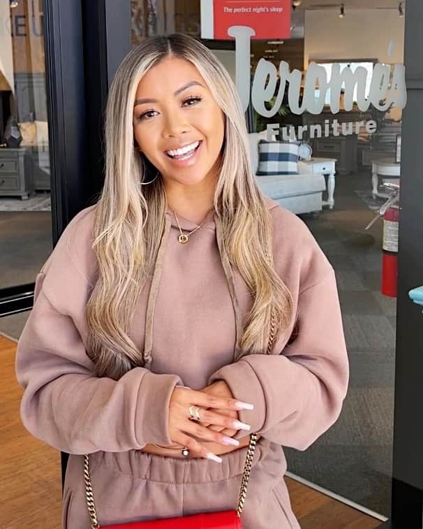 リアン Vのインスタグラム：「Have you heard the news? Jeromes is doing a huge giveaway for Memorial Day! They’re giving away a $10,000 shopping spree to one lucky winner! 💰  Please follow @lianev & @jeromesfurniture  FOR A CHANCE TO WIN: • Visit any Jeromes Showroom during their early entry period and complete Jeromes 2021 Memorial Day $10,000 shopping spree giveaway entry form! Or go to Jeromes.com to complete the entry form and submit the required information!」