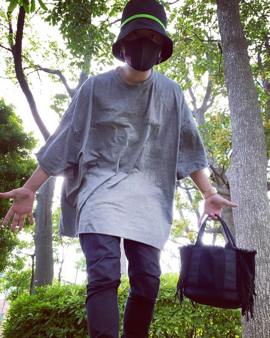 山崎裕太さんのインスタグラム写真 - (山崎裕太Instagram)「。 。 。 向かい風を受ける足派手男🌈  bucket hat-JUNKYMOOD mask-JUNKYMOOD t-shirt-JUNKYMOOD pants-NUMBER(N)INE shoes-NIKE bag-DIAVEL Apple Watch⌚️  #山崎裕太  #ふぁっしょん  #junkymood  #NIKE #numbernine  #DIAVEL #applewatch」5月27日 6時00分 - yuta.yamazaki0308_official