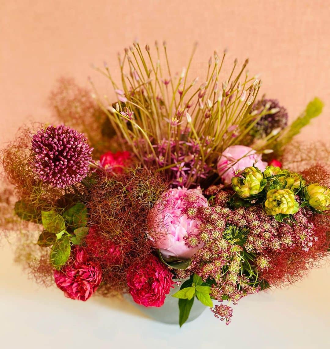 田中麗奈さんのインスタグラム写真 - (田中麗奈Instagram)「お誕生日に素敵なアレンジメントのお花を頂きました。 うちのダイニングのピンクの壁紙に 合わせてオーダーしてくれたそうです。 そんなお心遣いがとても嬉しい。  ピンク色は見るとつい顔が緩んでしまう ので、何だかんだ好きな色です。 同じピンクでも色々な種類のお花があるんですよね。　 お花の種類が多い、この季節、 春生まれで良かったなと思いました。  #アレンジメント#５月の花 #@miki_shiraishi1115  ちゃんありがとう✨」5月27日 6時16分 - renatanaka07