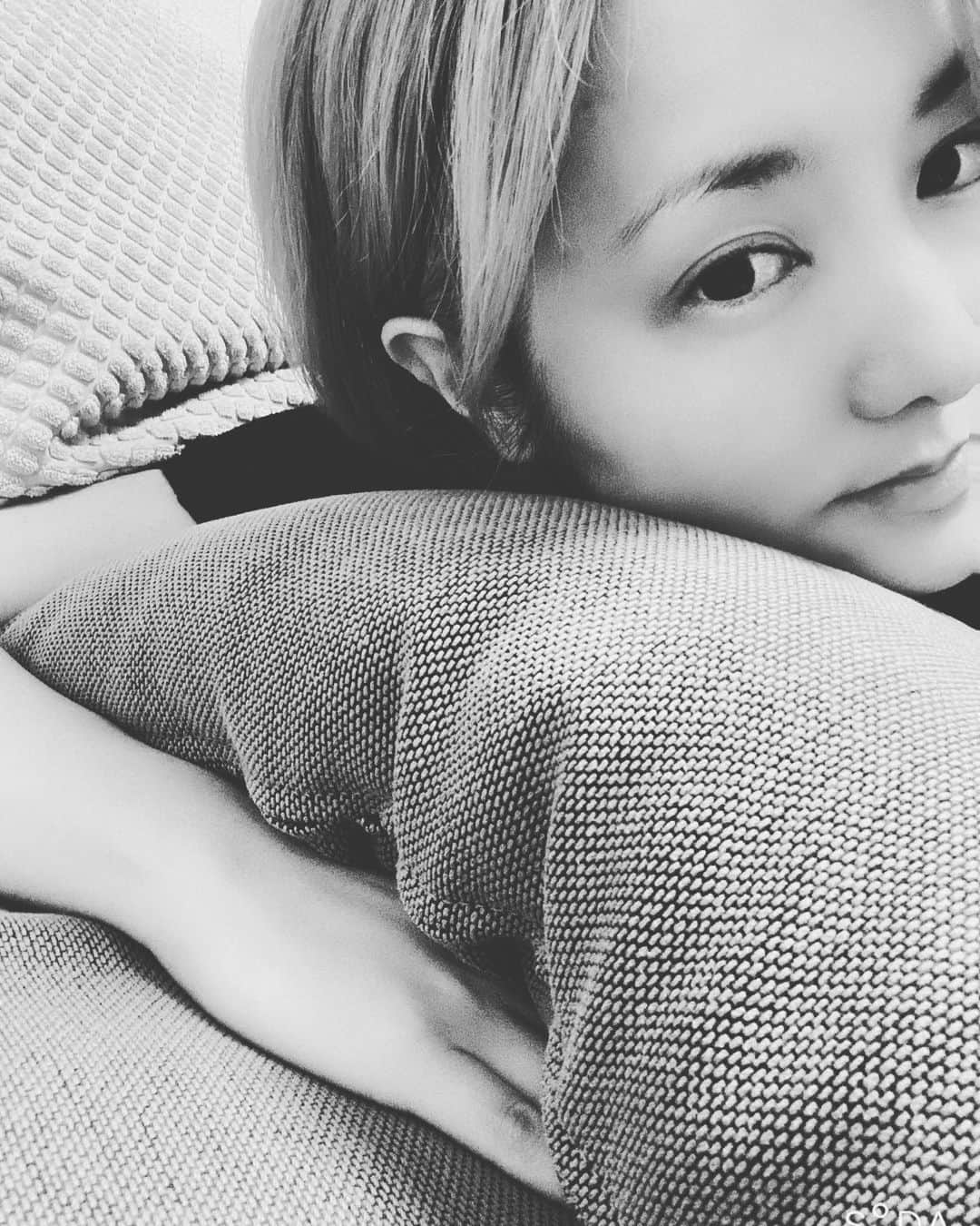 希良梨のインスタグラム：「Good morning🤍🖤🤍🖤 早安 おはよう☺︎ 我想睡觉... 今日は、渋谷クロスFMのラジオ Have a great day!!!  ⬜️⬛️⬜️⬛️⬜️⬛️⬜️⬛️⬜️⬛️  #goodmorning  #渋谷クロスfm  #andtaiwan #taiwanentertainment  #taiwanculture  #collaboration    #love #japan #like4like #simple #nature #taiwan #momlife #followforfollow #follow4follow #kirari #希良梨 #アニメ好きな人と繋がりたい #漫画好きな人と繋がりたい」