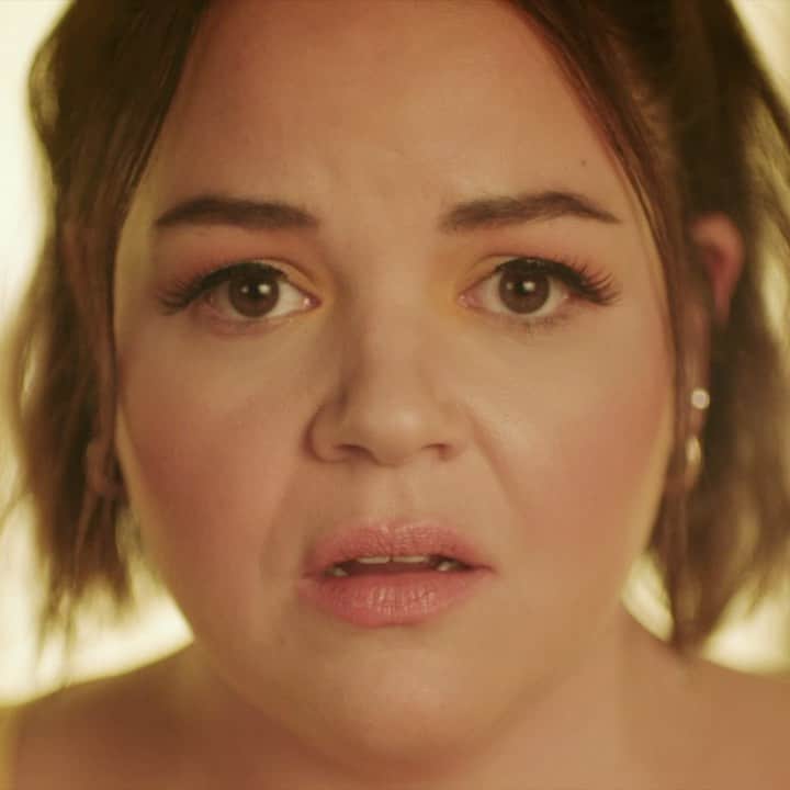 レナ・ダナムのインスタグラム：「This powerful video by @melanie__field (directed by beloved @girlshbo crew member and *my* girl @shihanfey) is so beautiful and true and hopeful in the way it addresses body image, fatphobia and the magic of growing into yourself. Brava, ladies 🧁 Watch the full video on @melanie__field’s IGTV」