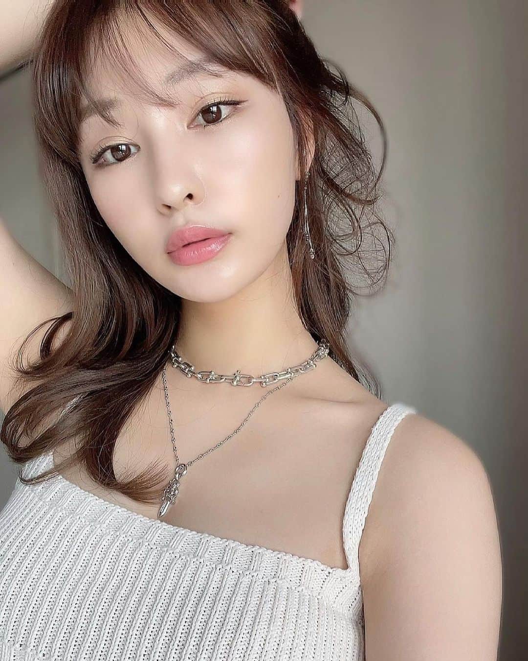 のインスタグラム：「皆様おはようございます。  冷麺はデザートだと思っているのですが、皆様はどうお考えですか？  これは決して大食いアピールとかではなく、あの軽さは完璧にデザートの部類だと思っています。そして冷たいからゼロキロカロリー。(諸説あり)  今日もこの冷麺はデザートか？、という、くだらない疑問に頭を悩ませた皆さんの1日が楽しくなりますように🕊😚🍜  #冷麺 #焼肉 #タン #ハラミ #ご飯 #それだけでいい #キムチも欲しい」