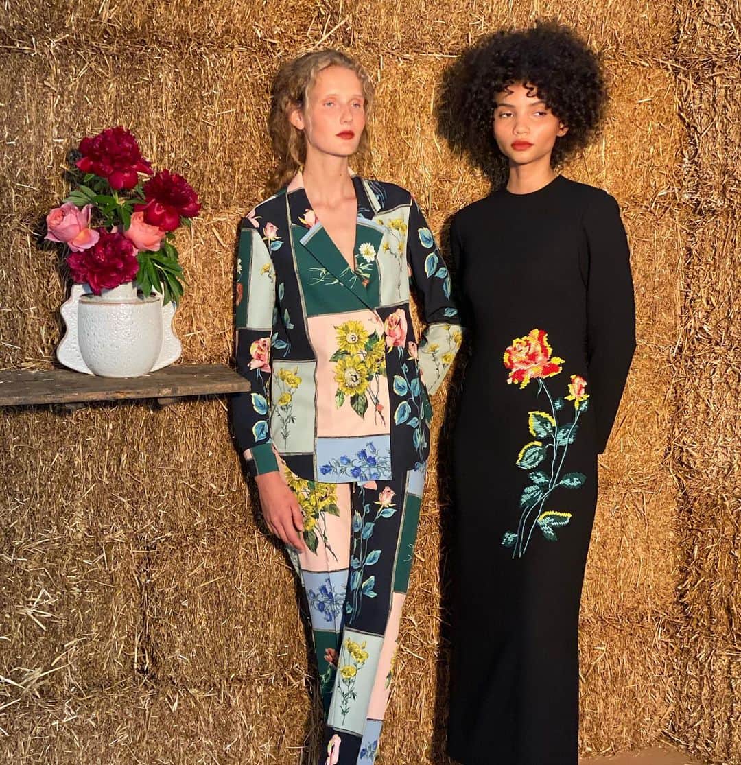 レラローズのインスタグラム：「Hay there!!! On set today for our upcoming Resort 22 collection. It’s a real barn burner🔥🚜🐴」