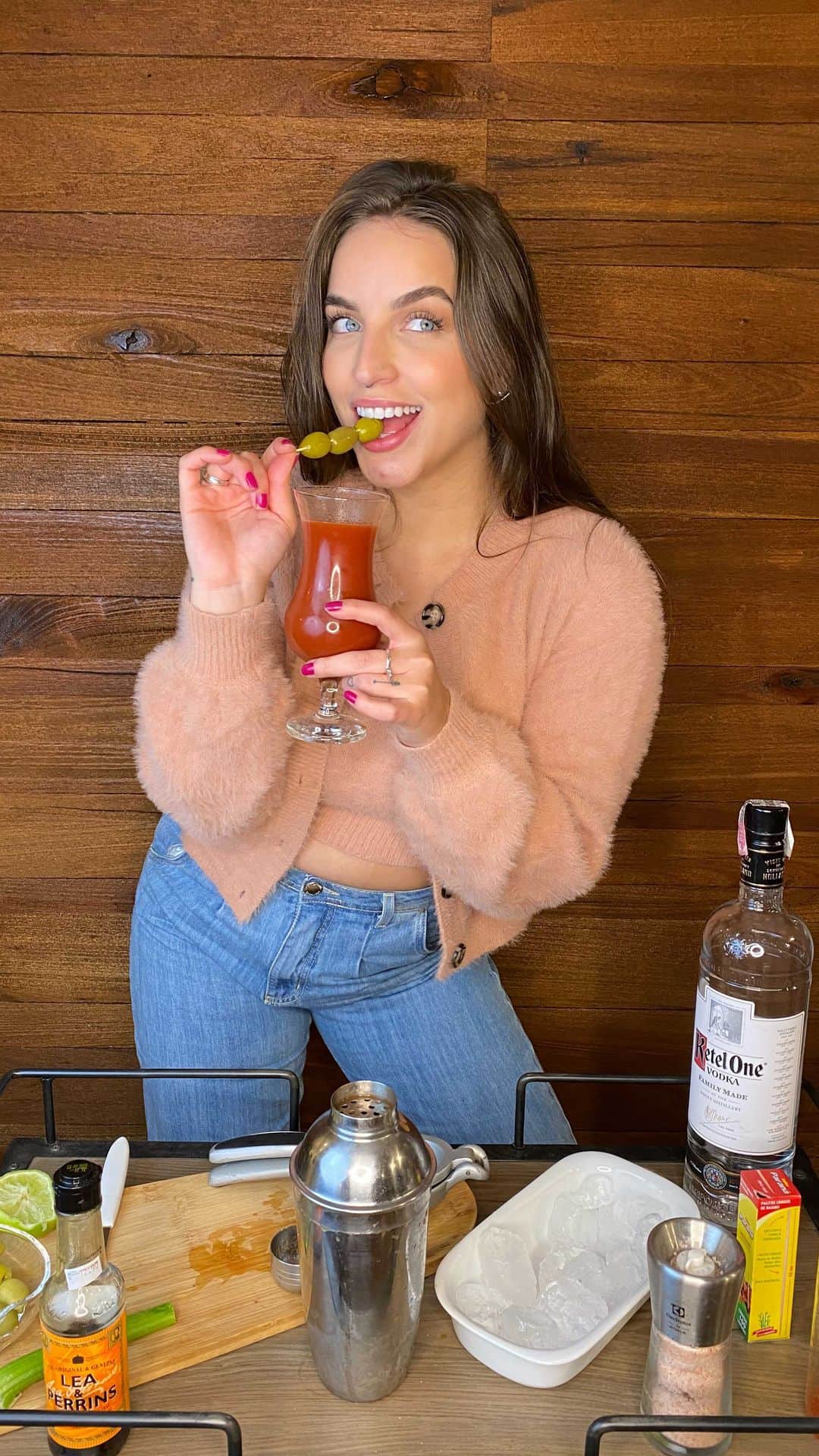 Bruna Unzuetaのインスタグラム：「Esse é o meu drink preferidoo da vida, sempre peço em todos os lugares que vou 🤤 meu pai me ensinou a receita dele (no olho rs) mas nunca consegui fazer igual 😪  Receita: 300ml de suco de tomate 1 limão espremido Molho inglês a gosto Sal a gosto 1 dose de vodka (ou mais) Tabasco e pimento do reino(se quiser)」