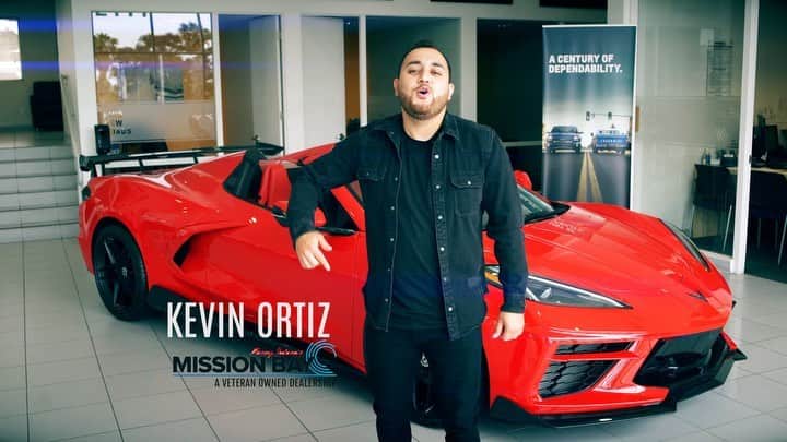 ケビン・オーティズのインスタグラム：「💡GIVEAWAY💰 Mis amigos de @missionbaychevrolet  y yo les tenemos una sorpresa.  🥇 una cena conmigo🤫. 🥈gift card 💳. 🥉gift card 💳. 4️⃣ una chamarra firmada.   REQUISITOS: 1.Darle like al la foto en @missionbaychevrolet. 2. Seguir la Página de @missionbaychevrolet. 3. Comentar a 5 personas.   Mucha suerte para los ganadores y si vives en San Diego tendrás un beneficio más 🔥👀   entre más comentes tendrás más posibilidad de ganar👀☘️ @panazitro01 @kevinortizstaff @korifas2021 @badsinmusic @missionbaychevrolet @kevinortizoficial」