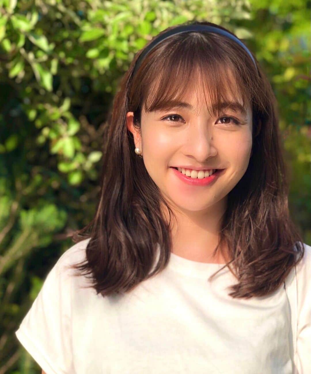 のインスタグラム：「ある晴れた日の、いつかの日比です。 母撮影📸 母が撮ってくれると 自然と顔がゆるりとする気がします。  貴重な晴れ間に、 ネットショッピングでゲットした おニューのカチューシャと 白Tで。  #TBS #日比麻音子 #カチューシャ #耳がついてないカチューシャ #ネットショッピングが止まらない  (撮影の時のみマスクを外しています。)」