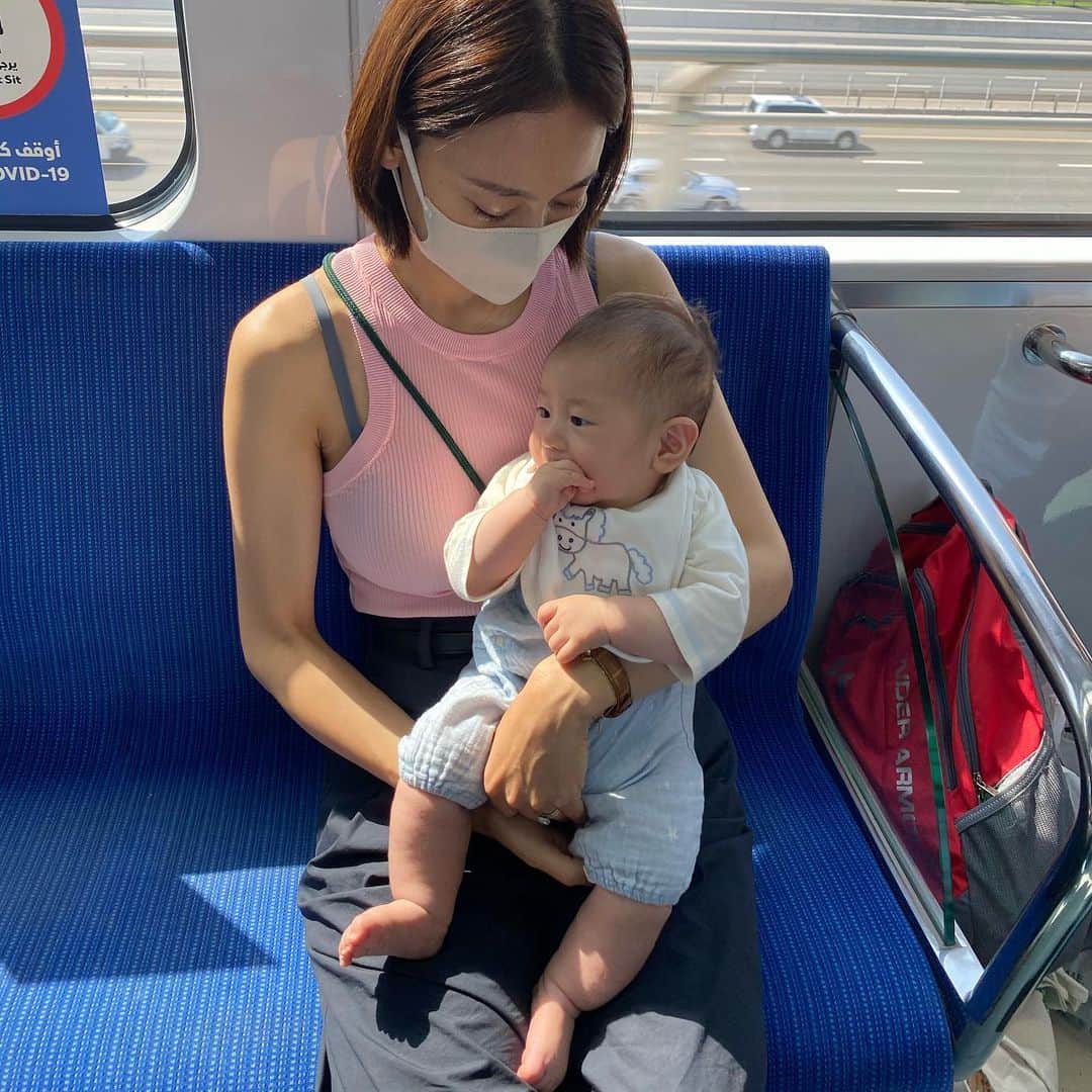 小泉里子のインスタグラム：「息子、初めての電車。  記憶には残ってないと思うけど、話せるようになったら伝えてあげるんだ。  ドバイで乗った初めての電車は、みんな優しくて、3人も席を譲ってくれたんだよ。 ひとりの女性は、自分が座ろうとした時に私とあなたに気づき、譲ってくれようとした瞬間、別の男の人が座りそうになったけど、男の人の肩を叩き無言で「この親子に譲りなさい」と言わんばかりの顔で。 そしたらその男の人も「おっと、ごめんよ気付かなくて」的な顔をして譲ってくれたの。 (会話は妄想だけど、でも多分こんな感じだったと思うw) その後、パパが私たちの写真撮ってるときに、なんでかそのおじさんも私たちの写真撮ってたけど…😅それは、なんでだろうね(笑)  ま、でもママはドバイに来てから、出会う人みんな優しくて感動してるよ。特に子供と女性には。 ここで育ったら、優しくするのが当たり前になるんだろうな。 私たちがしてもらったように。 #satokodubai」