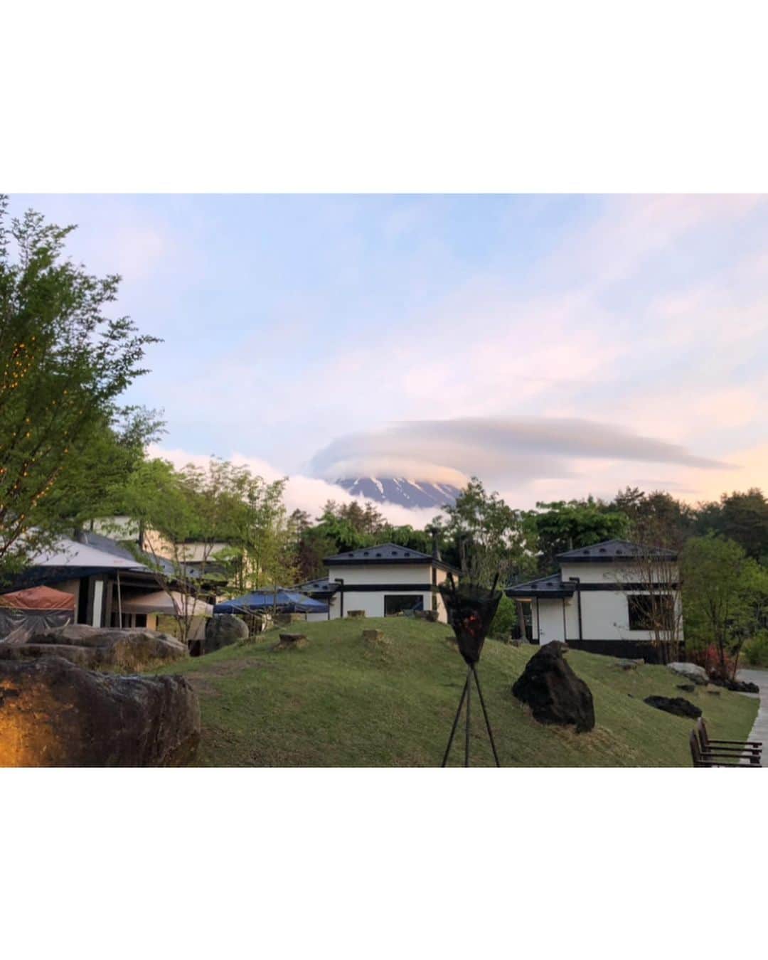 愛原れのさんのインスタグラム写真 - (愛原れのInstagram)「新村ちゃん(@niimura_akari)と女子旅してきたヨ👯‍♀️💖 グランピングって初体験だったけど火起こしとか難しい事は宿泊先の人がやってくれるし材料も用意してくれてるから大変なこともなく気軽にキャンプ気分味わえて楽しかった😊♥️ 1日目は富士山に雲掛かってたけど2日目の朝ごはん時は綺麗に富士山見れて大満足でした🗻🌈 ＊ ＊ ＊  #静岡 #山梨 #女子旅 #グランピング #河口湖 #キャンプ #バーベキュー #富士山 #自然とたわむれ癒された」5月27日 19時03分 - reno_aihara