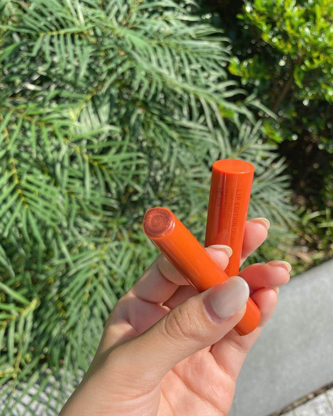 のインスタグラム：「. 最近ささっとリップ塗りたい時はこれ！ プランパーの02ブロンズオレンジ🍊  シアーだけど結構しっかり色づくし、ラメ可愛いし マスクにもつきにくい✨  #エテュセ #ettusais #プランパー #ほてリップ #オレンジメイク #コスメレポ #pr」