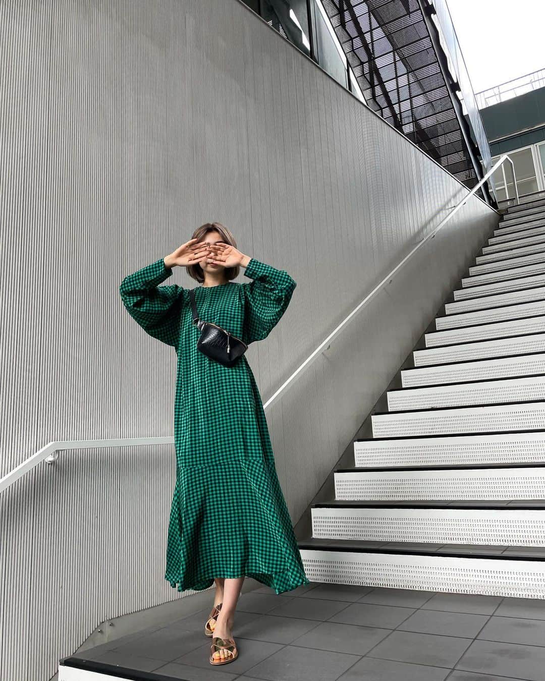 美舞さんのインスタグラム写真 - (美舞Instagram)「. . 派手なワンピースしか持ってないん　🙋‍♀️？？ 今日も、私は幸せそうです。#人ごと . #高身長を楽しもう　#fukuoka #fashion #私服」5月27日 19時31分 - mibuki__.39