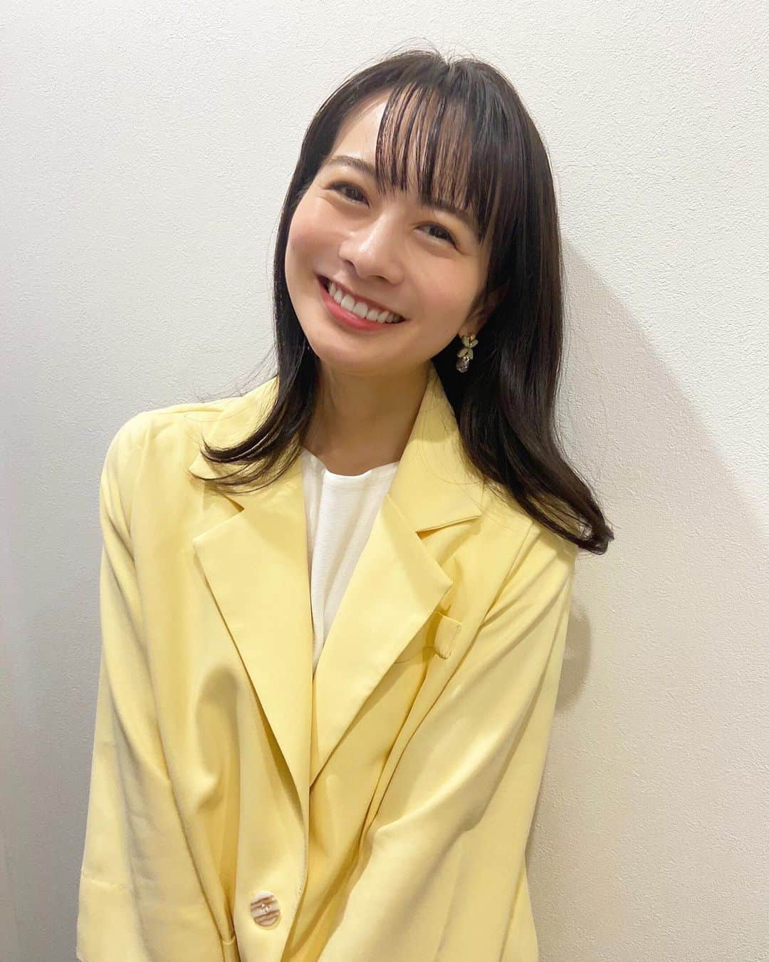 高見侑里さんのインスタグラム写真 - (高見侑里Instagram)「◡̈♥︎﻿ 今日はリモート取材や打ち合わせday☺️﻿ ﻿ すっきりしないお天気だったのでビタミンカラーで気分を上げてみました💛﻿ *﻿ ジャケット...#lilyboutique﻿ トップス...#saisondepapillon」5月27日 19時44分 - yuri_takami_official