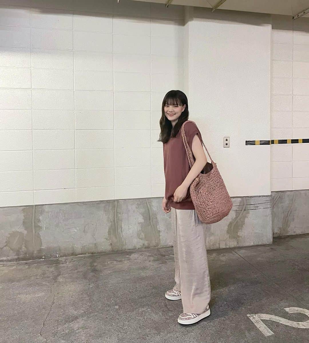 木村なつみのインスタグラム：「いつかのあつかったひの。今日はさむいね🪡 🧠tops  @throw_by_sly  🧠bottoms @hm 🧠bag @zara  🧠shoes  @jimmychoo」