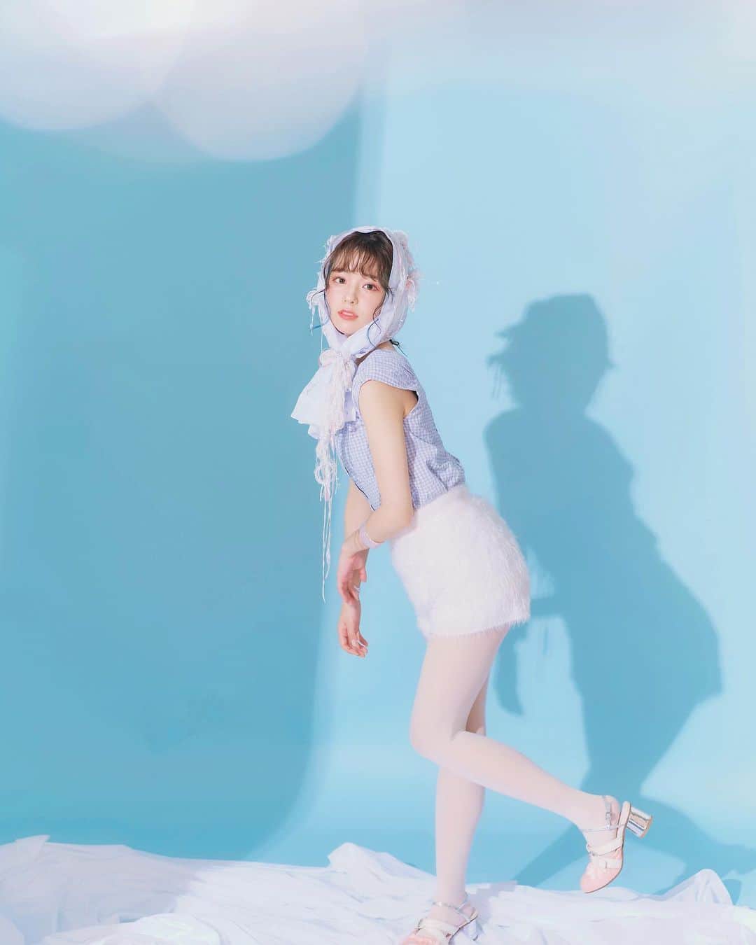 sarimaru(国木田さりまる)のインスタグラム：「夏っぽい💭🧊 顔がほぼ丸でやんす😋  頭の布がマッチ売りの少女の現代版見たいって言われた笑」