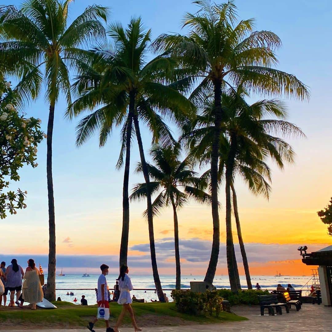 マキ・コニクソンさんのインスタグラム写真 - (マキ・コニクソンInstagram)「Good Night... 🌝 ワイキキビーチ⛱ 黄昏時のおすそ分け🤙🏼  #エアハワイ🌺  #ハワイのおすそ分け🤙🏼  #気持ちだけでもハワイ😊」5月27日 20時07分 - makikonikson