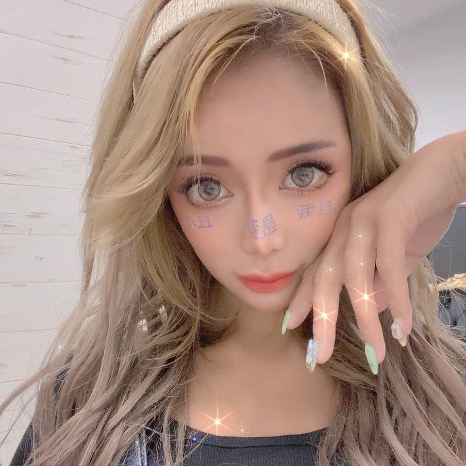 藤木そらさんのインスタグラム写真 - (藤木そらInstagram)「. .Vuitton nails are too cute ❤️ The nails are the most glittering ♥ ️👼🏻𓈒𓂂𓏸 . .たまにはアプリ顔にしてみた🤣基本こういう可愛いい加工系の写真は嫌いやけど、どうかな？🥺 . .たまにはありってことでw🤟💘 . .今日撮ったホヤホヤ写真をアップとかレアすぎるw💕 . .撮影楽しかったなぁᵒ̴̶̷̥́ｰᵒ̴̶̷̣̥̀‼️✨💞 . . .ヘア @felice_junpei .ネイル @elnailsalon . .今日たくさん藤木そらの偽アカウントが広まっているとDMを頂きました。藤木そらはこのあかしかインスタをやっていないので、偽アカウントには気をつけてください‼️‼️迷惑すぎる。。 . . . . . . . . . . . . . . .#アプリ #加工がすごい  #ヴィトンネイル  #vuittonnail #キラキラネイル #新宿サロン  #美容好きな人と繋がりたい  #モテ髪 #ギャルは世界を救う  #ギャルネイル  #インスタ映えとは」5月27日 20時12分 - sorafujiki