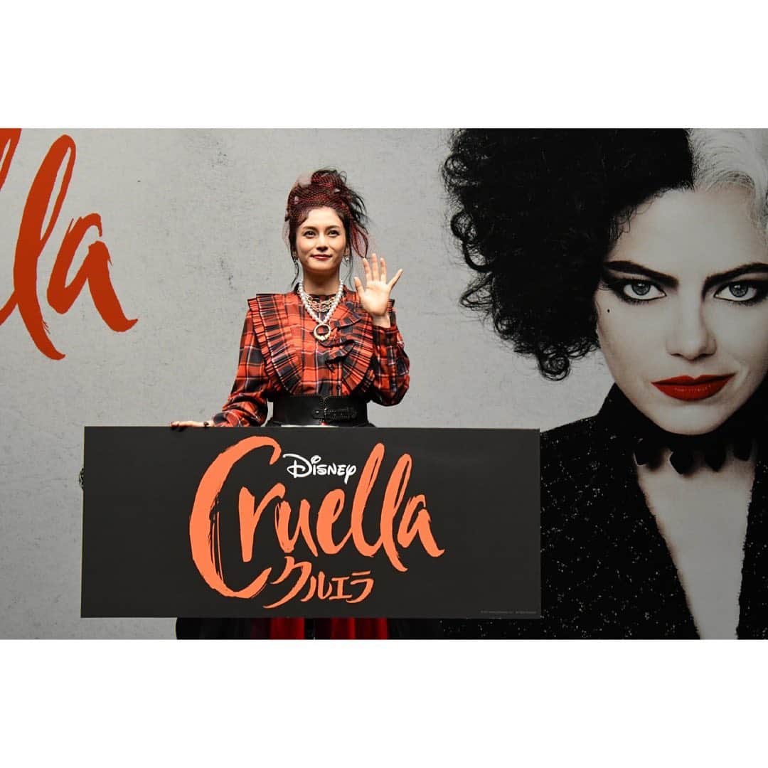 柴咲コウのインスタグラム：「🤍🖤🤍🖤🤍 本日から公開✨✨ 『Cruella』クルエラ 吹替&字幕両方楽しんでください🤍🖤🤍🖤🤍」
