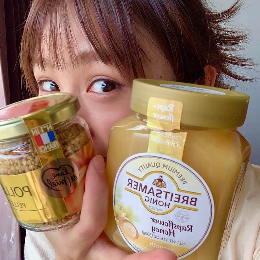 荒川真衣のインスタグラム：「蜂が作った﻿ super food🐝🐝﻿ ﻿ ビーポーレンの紹介！﻿ 体に良い要素100種類以上って凄くない！？﻿ 私、この時期アレルギーが出るので﻿ ビーポーレンを試してみてます🥺🍃﻿ 食べ始めてから鼻炎が﻿ 落ち着いてきた！！﻿ しかも、お花の香りで食べやすいよ！﻿ ﻿ これもまた昆虫食♡﻿ 　﻿ ﻿ ﻿ ﻿ #ビーポーレン #スーパーフード ﻿ #youtubeでやってます﻿ #まいころcooking﻿ #アレンジレシピ色々﻿ #誰でも食べれる昆虫食﻿」