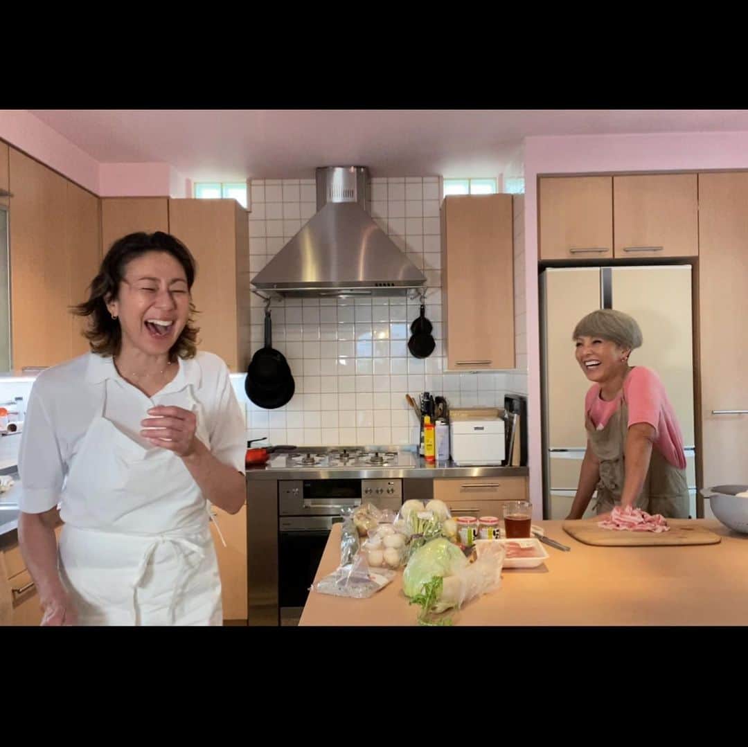 のインスタグラム：「😆😆☺️ @oziba1952  が家で美味しいランチを作ってくれています！2人の楽しい料理動画をYouTube #rikacolife  でみてね！パート1はカブを使ったサラダとカブの皮と葉を無駄にしないでキンピラを作りました！ サスティナブル！とか新しいワードは実は昔の知恵からよ〜☺️😊 ぴーちゃんの腕前発揮です❗️  #昭和バンプシスターズ　#迷コンビ #楽しい　#👍　#りーちゃんぴーちゃん　#❤️ いつも愛をありがとうぴーちゃん😊」