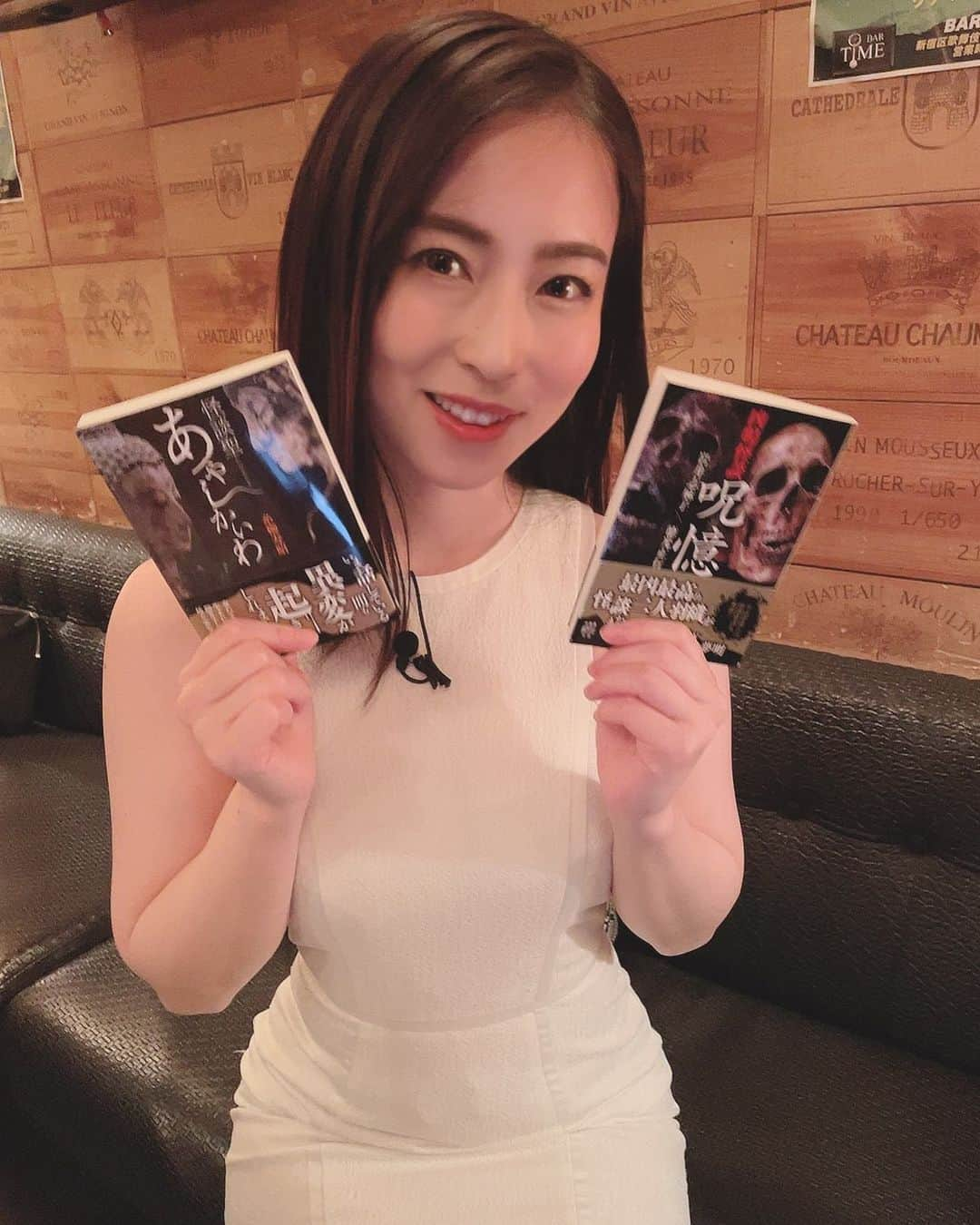 薄井しお里さんのインスタグラム写真 - (薄井しお里Instagram)「エンタメ〜テレ『怪談好きが集まるBAR REQUIEM』の収録に行ってきました👻  帰り道ひたすら怖かった😨 さらにお風呂に入るのも時間がかかり （心を無にして、石鹸が目に入ろうと目を閉じることなくシャワー） 夜眠れるのか… →こちらぐっすりでした😉笑 ・  糸柳寿昭さんと徳光正行さんから本も頂きました🥺✨ 怖いもの見たさで少し読んだのだけど、たまたま見たページが不思議系だったから救われました🤭💭笑笑 ・ 放送は8月なのでまたお知らせします♡  #エンタメ〜テレ  #怪談好きが集まるBAR REQUIEM #収録 #怪談  #糸柳寿昭 さん #徳光正行　さん #上間月貴　さん」5月27日 11時29分 - shiori.uuu