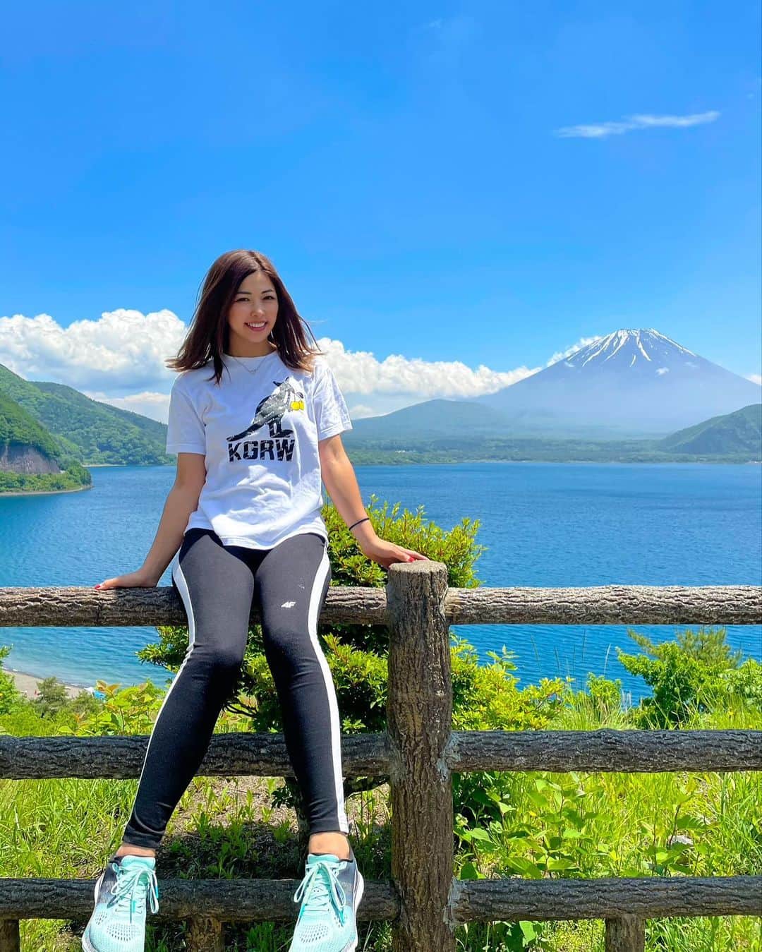 あおい夏海さんのインスタグラム写真 - (あおい夏海Instagram)「富士山はいつ見てもPOWERをもらえるし、魅入ってしまう。 ずっと見てても飽きない。 さすが日本一の山だ。  たしか高校3年の夏かな？ 家族で富士山の頂上まで登った。 9合目からが長くて、なかなか頂上に着かなかった💦 少しずつ少しずつ、一歩一歩登っていって やっとたどり着いた頂上からの景色と空気は最高だったけど、頂上まで登れたという達成感が一番嬉しかったような。 頂上に登ったのはいいけど、 下山もまた過酷だった。 下山は足元が砂っぽくて直進だったような。 この時初めて靴の大事さを知った。 ただのランニングシューズだった私は足が大変な事になった。靴もボロボロになった。 登山靴とはこのためかと。 あとは下までトイレがなくて我慢しすぎて膀胱炎なるかと思った。笑  富士山登山をしてみて、 富士山は登るものではない、観るものだ。 とよく耳にするけど、私もそう思った(笑) あの夏以降、1度も富士山に登ってないし、また登りたいとも未だに思わない(笑) でも人生で一度は登った方がいいと思うから、子供が出来たら子供に経験させたいから、その時はまた登ってもいいかなと思う。  頂上まで行くまで本当に大変 頂上にずっといることも大変 下山するのも大変  でも頂上まで行かないと 頂上から見える景色と感動と達成感は味わえません。  日本一の山は富士山だけど、 私が今一番登りたいと思う山は 新しい別の山です。   #富士山  #はいチェリー  #あおい夏海  #mtfuji  #富士河口湖町  #河口湖  #本栖湖  #山梨県  #青空  #japneseculture  #japanesegirl」5月27日 11時42分 - natsumi.aoi