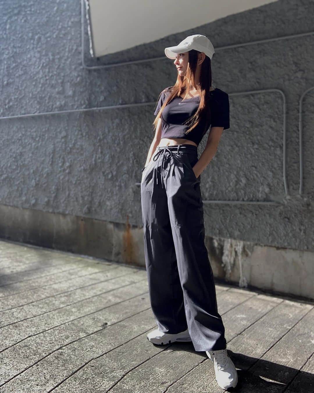 のインスタグラム：「NIKE✔︎ day  CAP.. @nike  T-shirt.. @nike  Kicks.. @nike  Bottom.. @dress.up.market   ────────────────────────── #ootd #nike#nikeshoes #kicks #nikesportswear #スニーカー#スニーカーコーデ#腹筋#へそ出し」