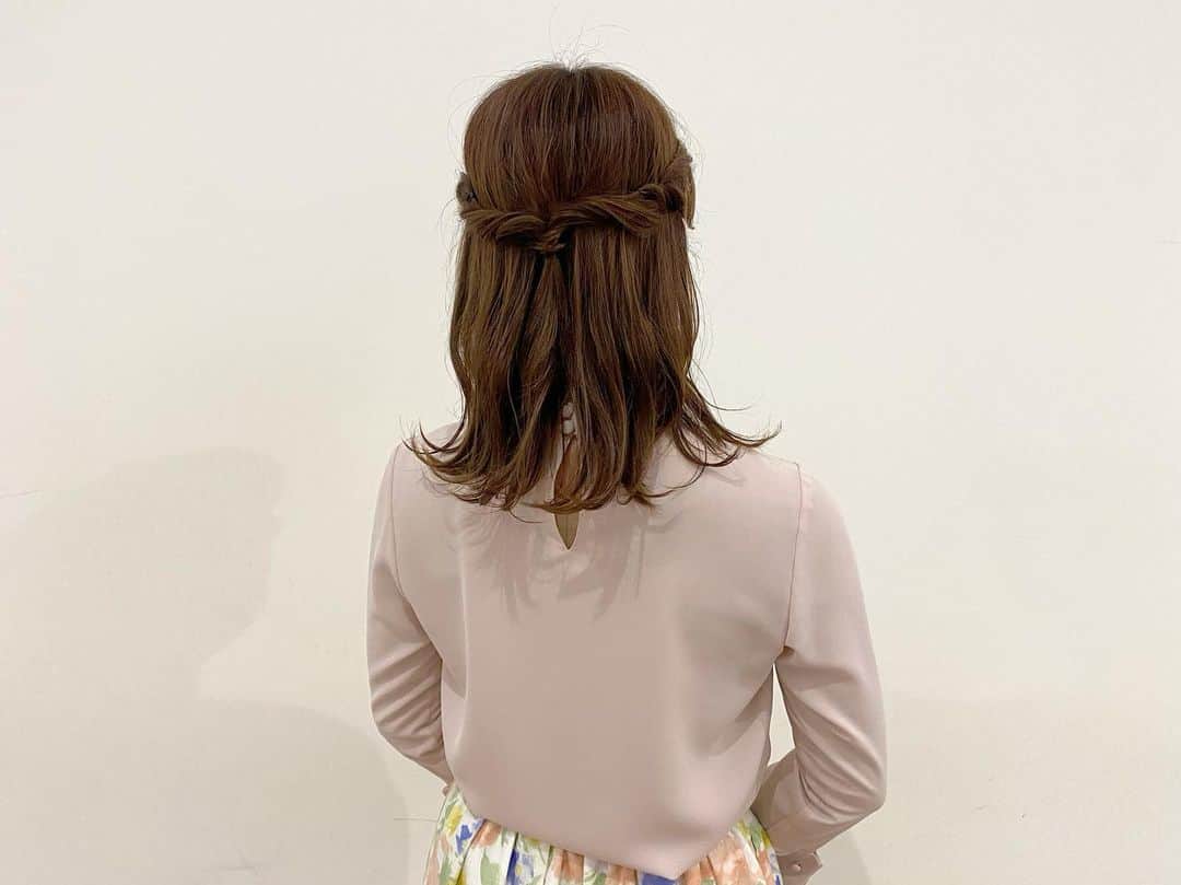 中村秀香のインスタグラム：「今朝は #すまたん  ありがとうございました！  髪の毛が伸びてきたので、 昨日今日とヘアアレンジを楽しみました❣️」