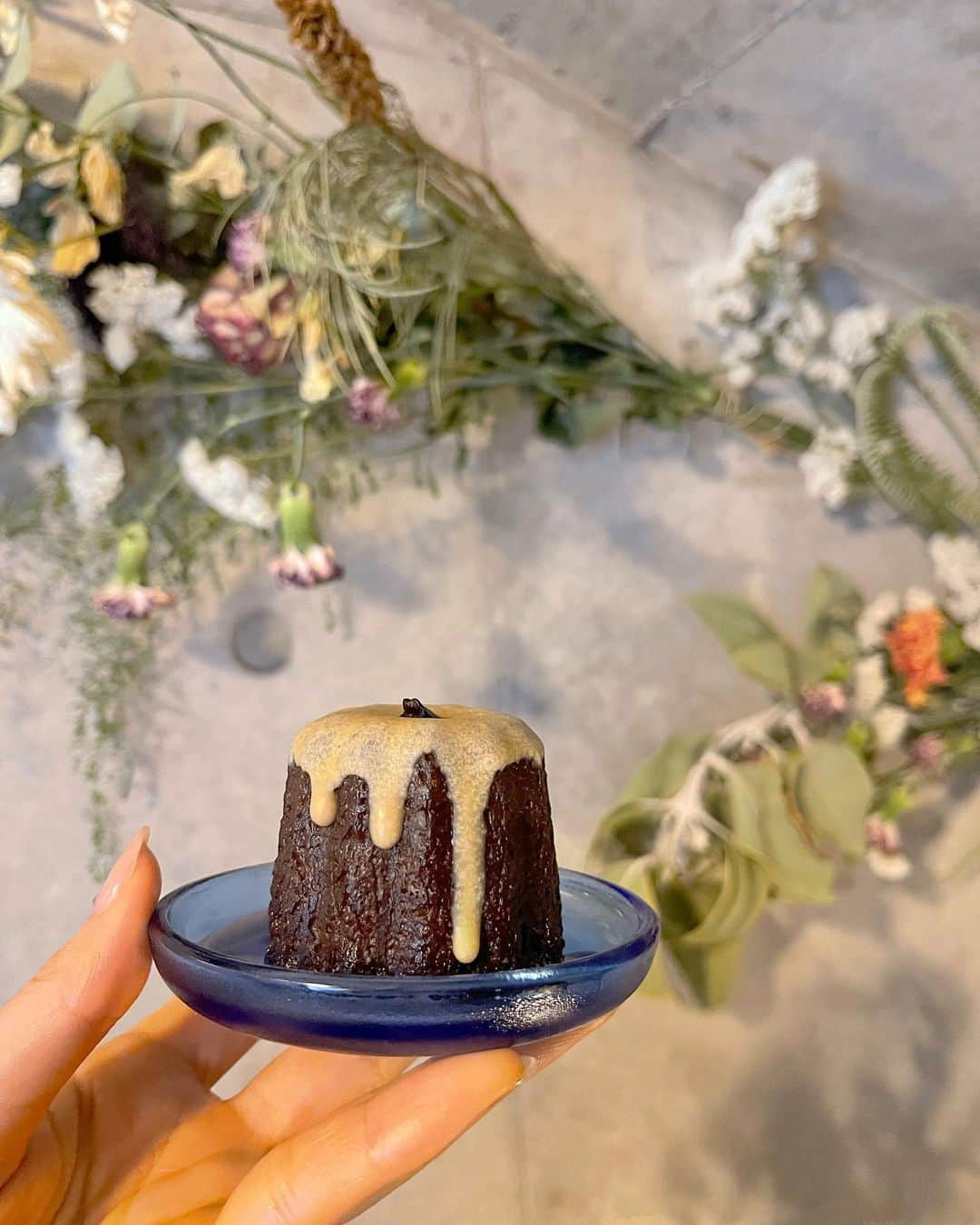 のインスタグラム：「. . だいすきなカヌレ🌼  昔から差し入れでカヌレがあると すっごい喜んで食べていたんだけど、 最近専門店が出来るほど流行ってて サッと買えるようになったので購入🤤 . . #bob #bob原宿 #カヌレ #カヌレ専門店 #東京カフェ #東京スイーツ #原宿カフェ  #原宿グルメ #表参道カフェ #表参道グルメ  #明治神宮前カフェ #明治神宮前グルメ」