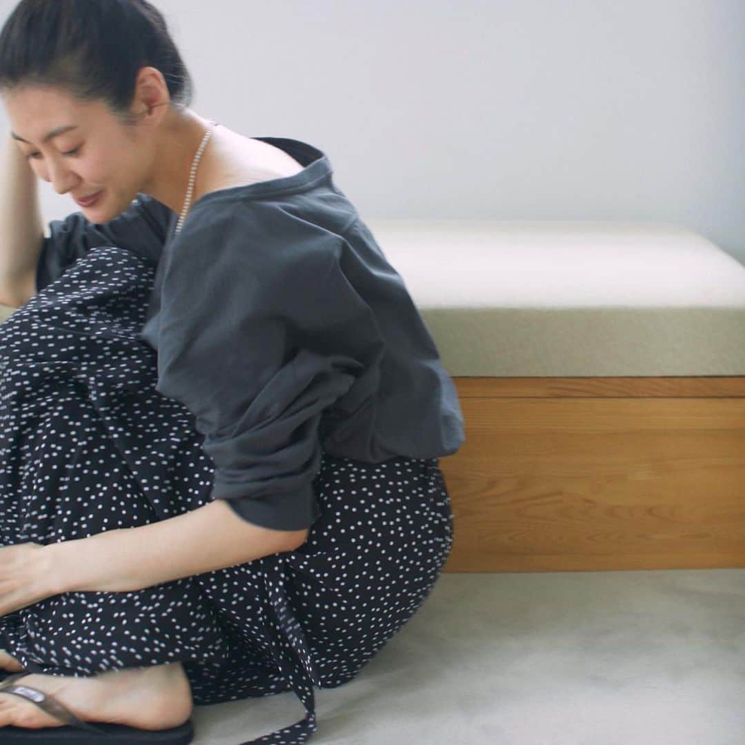 ともさかりえさんのインスタグラム写真 ともさかりえinstagram 先日のインスタライブ ご視聴ありがとうございました ライブでも着ていた Myweakness Official の Howdy Tは4色あります ベージュ ネイビー ホワイト カーキ それぞれ雰囲気が変わって