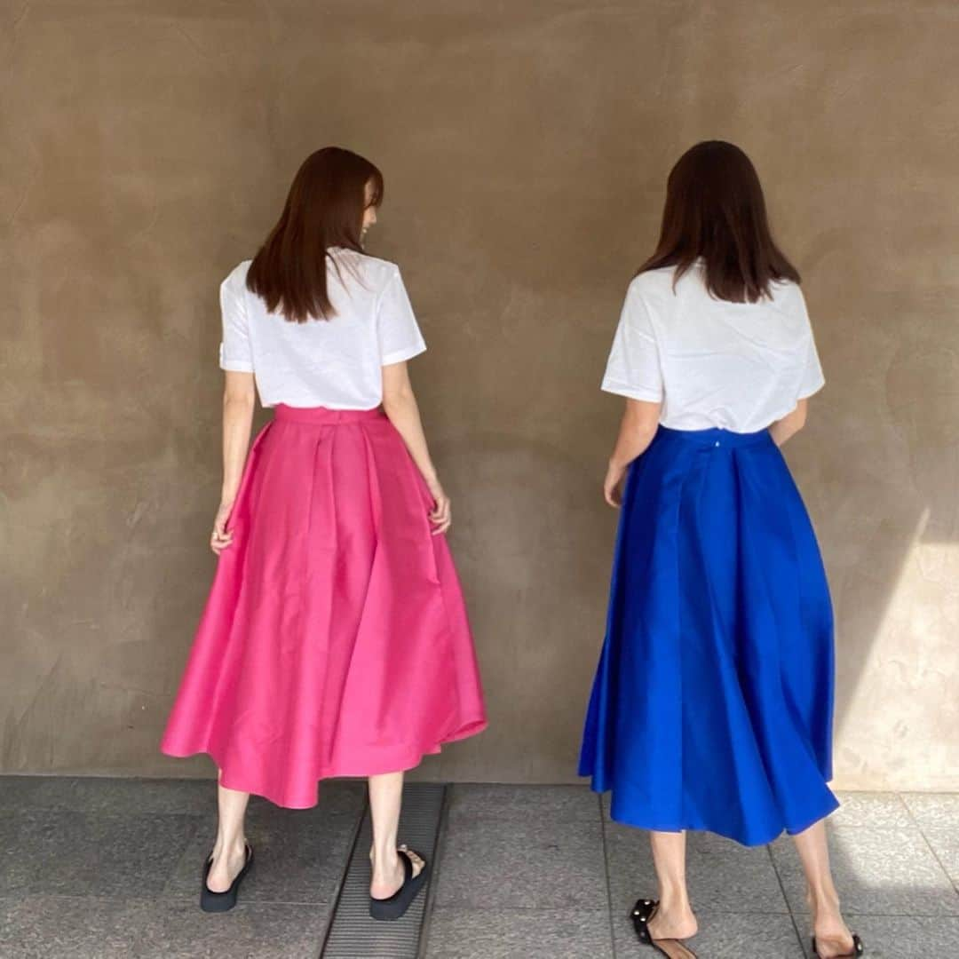 蛯原友里さんのインスタグラム写真 - (蛯原友里Instagram)「・  先日、妹と2人でお買い物へ❤︎  とにかく可愛い、この@theory_luxe_official のスカートを履いて、姉妹で気分も上がりました⤴︎⤴︎⤴︎  ピンクは最初ラインナップになかったんだけど、お気に入りすぎて、WEB限定で作ってもらったよ！  @theory_luxe_official  #双子コーデ👯‍♀️」5月27日 12時28分 - yuri_ebihara