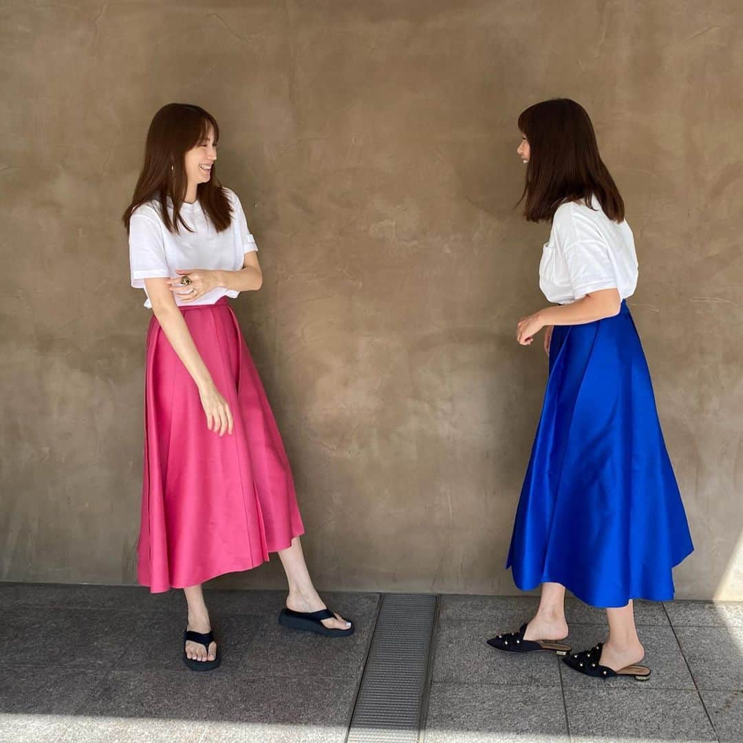 蛯原友里さんのインスタグラム写真 - (蛯原友里Instagram)「・  先日、妹と2人でお買い物へ❤︎  とにかく可愛い、この@theory_luxe_official のスカートを履いて、姉妹で気分も上がりました⤴︎⤴︎⤴︎  ピンクは最初ラインナップになかったんだけど、お気に入りすぎて、WEB限定で作ってもらったよ！  @theory_luxe_official  #双子コーデ👯‍♀️」5月27日 12時28分 - yuri_ebihara