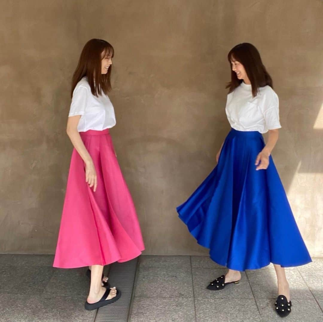 蛯原友里さんのインスタグラム写真 - (蛯原友里Instagram)「・  先日、妹と2人でお買い物へ❤︎  とにかく可愛い、この@theory_luxe_official のスカートを履いて、姉妹で気分も上がりました⤴︎⤴︎⤴︎  ピンクは最初ラインナップになかったんだけど、お気に入りすぎて、WEB限定で作ってもらったよ！  @theory_luxe_official  #双子コーデ👯‍♀️」5月27日 12時28分 - yuri_ebihara