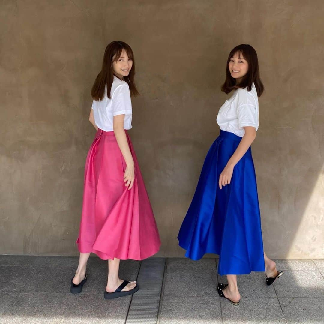 蛯原友里さんのインスタグラム写真 - (蛯原友里Instagram)「・  先日、妹と2人でお買い物へ❤︎  とにかく可愛い、この@theory_luxe_official のスカートを履いて、姉妹で気分も上がりました⤴︎⤴︎⤴︎  ピンクは最初ラインナップになかったんだけど、お気に入りすぎて、WEB限定で作ってもらったよ！  @theory_luxe_official  #双子コーデ👯‍♀️」5月27日 12時28分 - yuri_ebihara