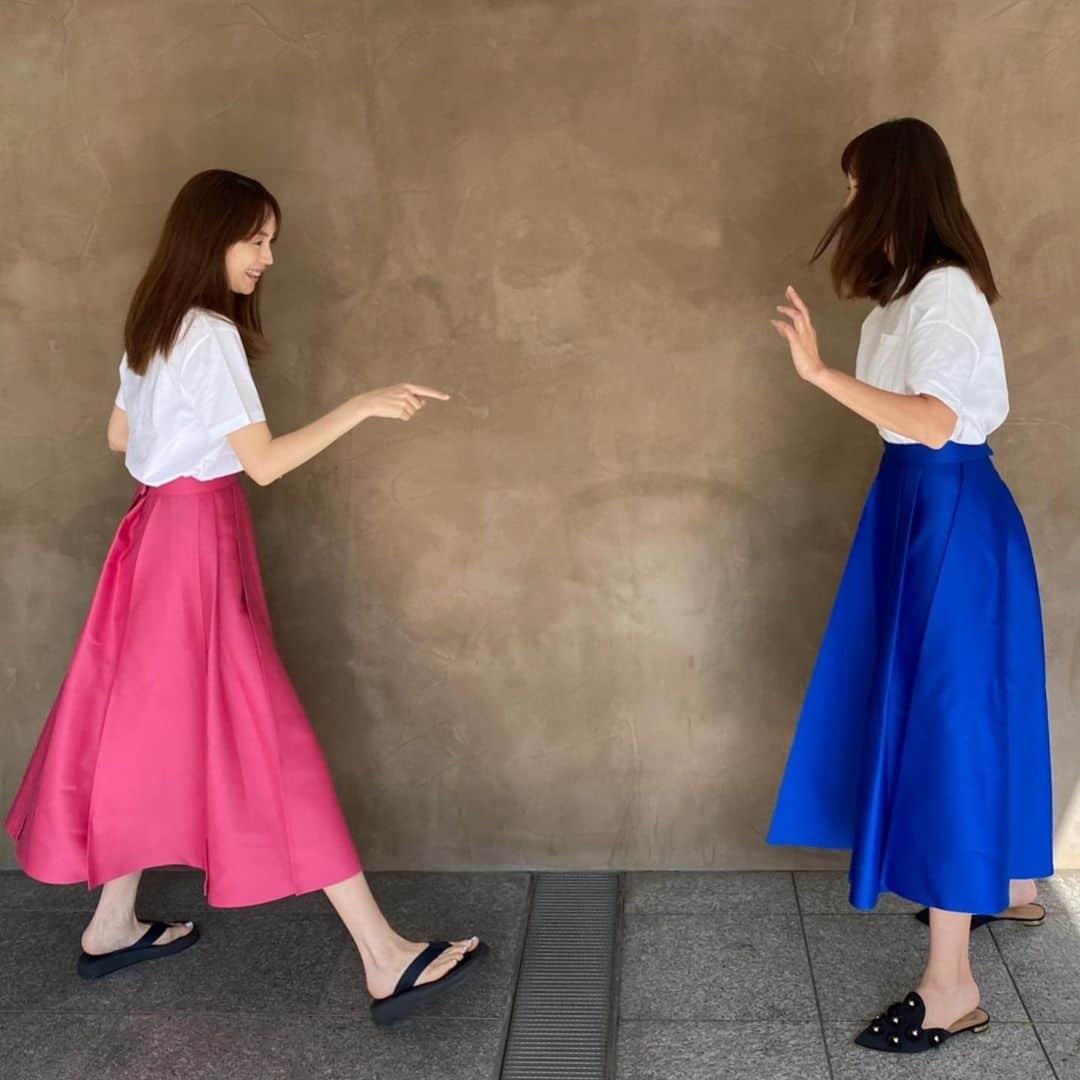 蛯原友里さんのインスタグラム写真 - (蛯原友里Instagram)「・  先日、妹と2人でお買い物へ❤︎  とにかく可愛い、この@theory_luxe_official のスカートを履いて、姉妹で気分も上がりました⤴︎⤴︎⤴︎  ピンクは最初ラインナップになかったんだけど、お気に入りすぎて、WEB限定で作ってもらったよ！  @theory_luxe_official  #双子コーデ👯‍♀️」5月27日 12時28分 - yuri_ebihara