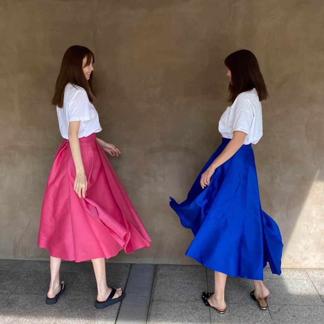 蛯原友里さんのインスタグラム写真 - (蛯原友里Instagram)「・  先日、妹と2人でお買い物へ❤︎  とにかく可愛い、この@theory_luxe_official のスカートを履いて、姉妹で気分も上がりました⤴︎⤴︎⤴︎  ピンクは最初ラインナップになかったんだけど、お気に入りすぎて、WEB限定で作ってもらったよ！  @theory_luxe_official  #双子コーデ👯‍♀️」5月27日 12時28分 - yuri_ebihara