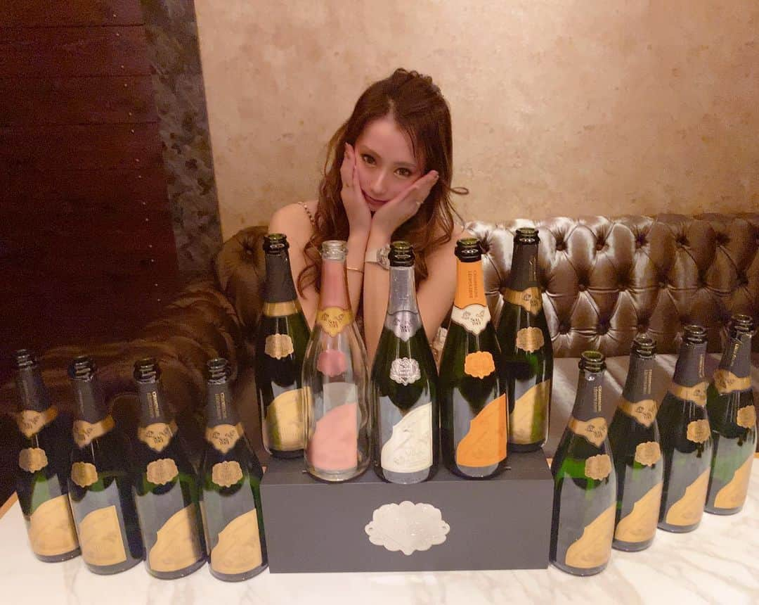 北川れいさんのインスタグラム写真 - (北川れいInstagram)「２〜３日のソウメイふぃーばー🥂🎊❤ ソウメイガールだお👯‍♀️❤  プラチナ🤍３０万 オレンジ🧡１５万 ロゼ❤️１５万 ソウメイ白💚９万×１０本  この量エグい(°д° ))))) ありがとうございます🙇‍♂️❤✨  #インスタ指名 #アリュール #北川れい #ナンバーワン  #中洲 #シャンパン女王 #シャンパン #キャバクラ  #ニュークラブ #クラブ #bar #ホスト #キャバ嬢  #中洲キャバ嬢 #北新地 #ミナミ #大阪 #歌舞伎町  #六本木 #銀座 #東京 #すすきの #北川会長 #れいれい  #ギャル #グラビア #ソウメイ #soumei #インスタ映え #美女」5月27日 12時43分 - kitagawa_rei