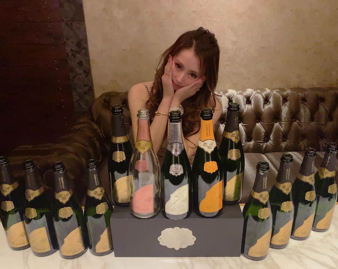 北川れいのインスタグラム：「２〜３日のソウメイふぃーばー🥂🎊❤ ソウメイガールだお👯‍♀️❤  プラチナ🤍３０万 オレンジ🧡１５万 ロゼ❤️１５万 ソウメイ白💚９万×１０本  この量エグい(°д° ))))) ありがとうございます🙇‍♂️❤✨  #インスタ指名 #アリュール #北川れい #ナンバーワン  #中洲 #シャンパン女王 #シャンパン #キャバクラ  #ニュークラブ #クラブ #bar #ホスト #キャバ嬢  #中洲キャバ嬢 #北新地 #ミナミ #大阪 #歌舞伎町  #六本木 #銀座 #東京 #すすきの #北川会長 #れいれい  #ギャル #グラビア #ソウメイ #soumei #インスタ映え #美女」