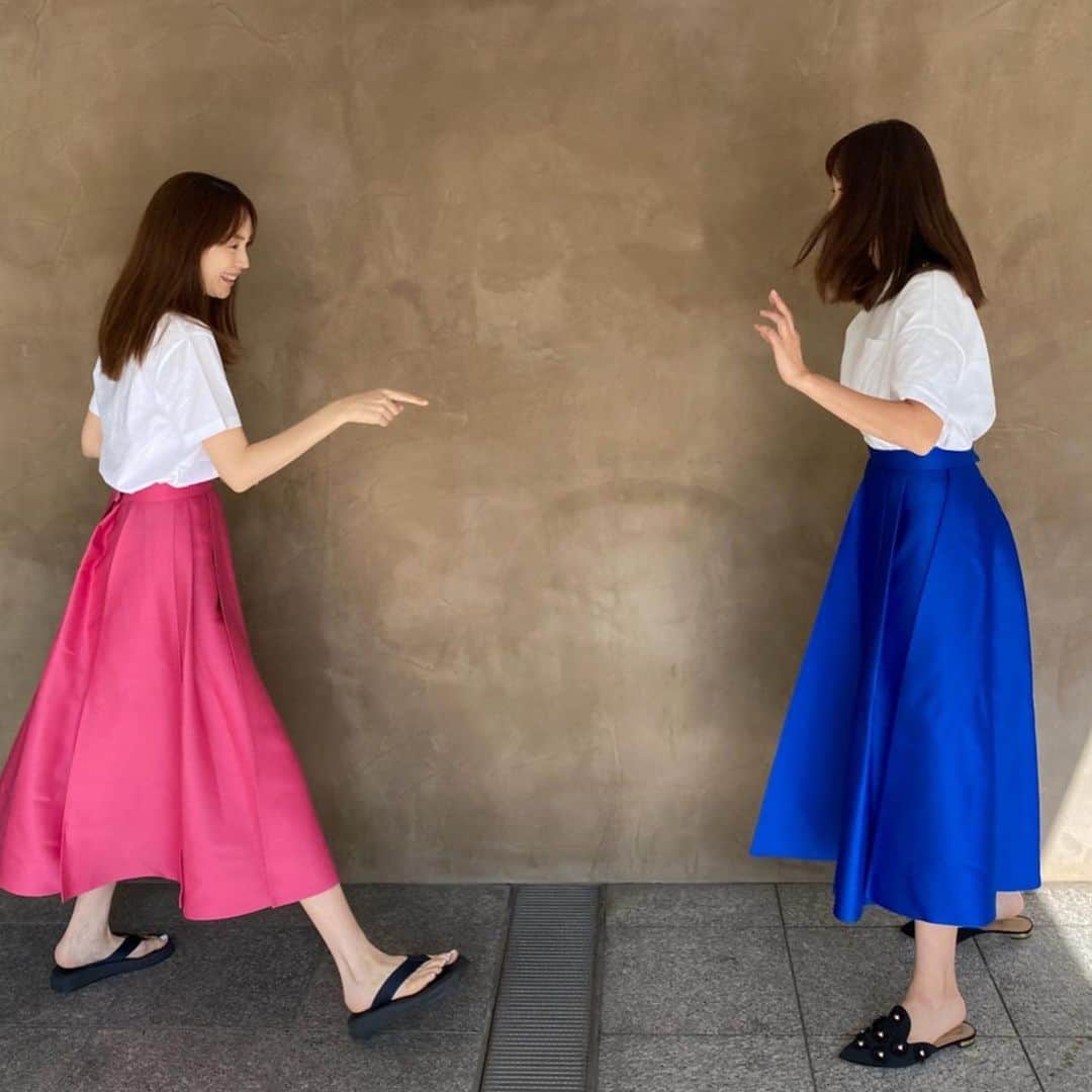 蛯原英里さんのインスタグラム写真 - (蛯原英里Instagram)「先日、友里と一緒に買い物に 行ってきました☺︎  2人で行ったのは久々♡  色違いのふんわりスカートで 気分が上がりました♪  この裾広がりのボリューミーなスカート 好き！  @yuri_ebihara  @theory_luxe_official   #双子コーデ  #色違い  #ボリューミー  #スカート  #上品  #テンション上がった  #shopping  #買ってしまった」5月27日 12時52分 - eriebihara