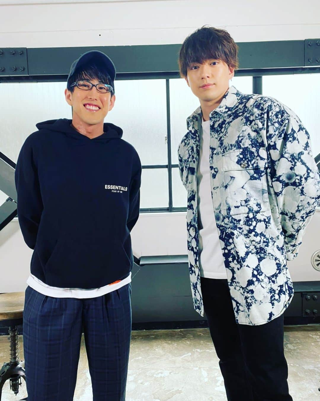 ナオキマンさんのインスタグラム写真 - (ナオキマンInstagram)「新田真剣佑さんとの対談最高に面白かったです！ 同じ海外経験者として似たような考え方を持っていたので同級生と話しているような気分でした。  感想が小学生。  是非、ナオキマンのヤバい人類支配の秘密もチェックしてみてください！！」5月27日 13時43分 - naokimanshow