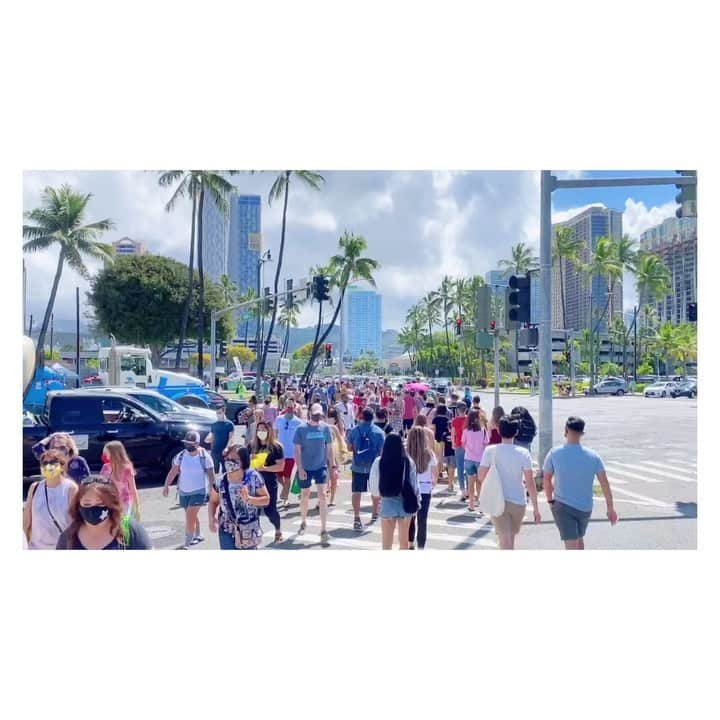 荒川れん子のインスタグラム：「So many people at Kaka’ako Farmers Market😳  久々に行ったら、いつの間にか2会場に分かれるほど超拡大していた土曜朝のカカアコファーマーズマーケット。昨日からハワイは屋外でのマスク着用義務がなくなりましたが、この混み具合だとどうなるのかな？ . . #hawaii #kakaako #farmersmarket #saturday #morning #hawaiilife #lifeisajourney #nomask #ハワイ #カカアコ #ファーマーズマーケット #土曜日 #朝 #朝活 #ハワイ暮らし #ハワイ生活」