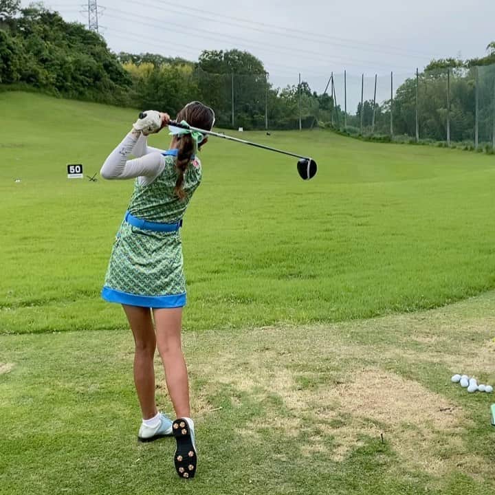鎌田ハニーのインスタグラム：「ECCレディス2日目は雨で中止になってしまいました☔️ 初日のスコアで予選カットがあり、一打足りず通過出来ませんでした。 自然には勝てないけど...悔しすぎる😫 とりあえず今からお家へ帰ります✈️ #ステップアップツアー #lpga」