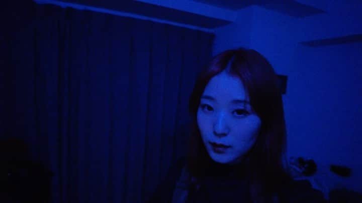 のインスタグラム：「昨日の#エムナイ ルームツアーにて披露した、カラフル電球でサイレントダンシング💡」