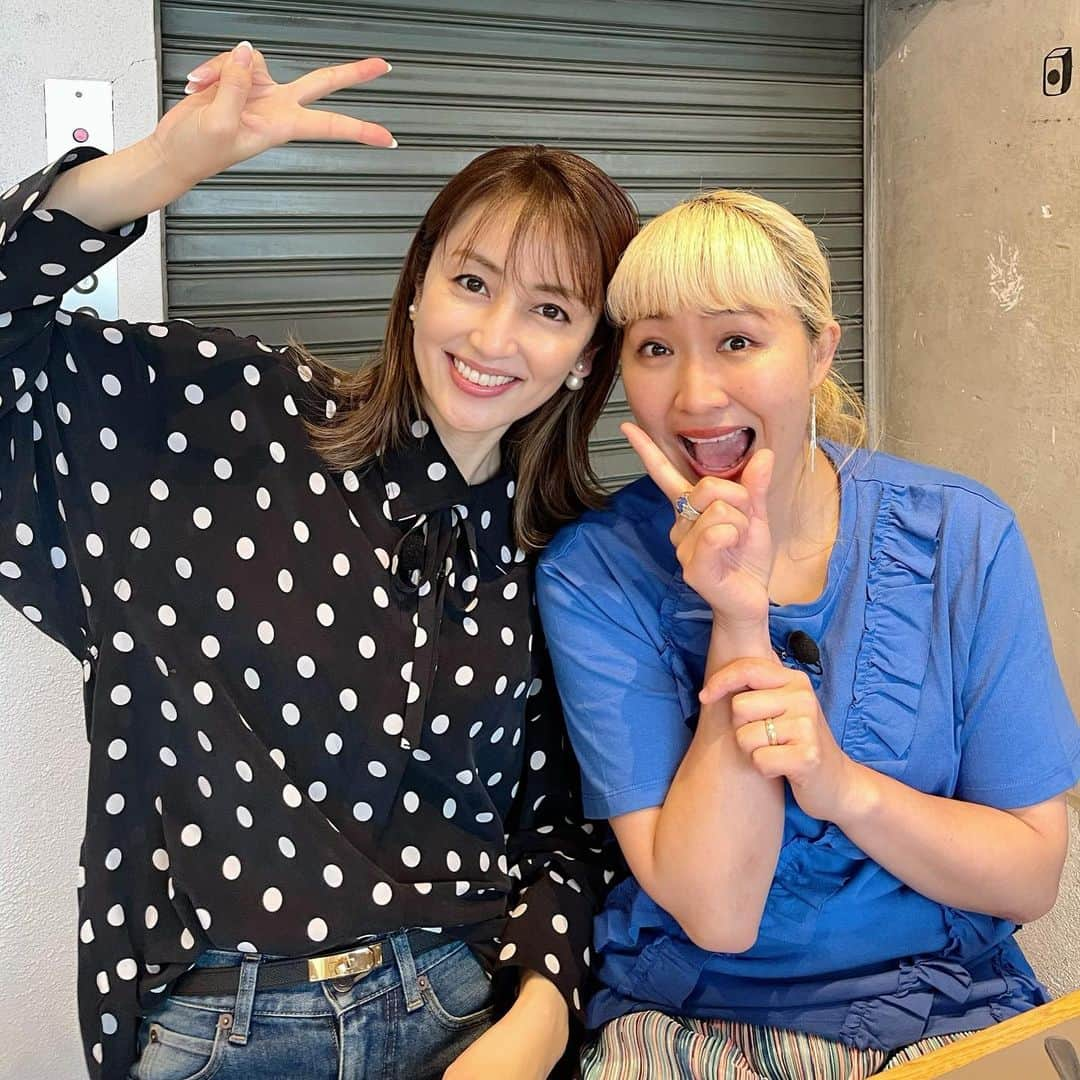 矢田亜希子さんのインスタグラム写真 - (矢田亜希子Instagram)「朝からかりちゃんと一緒で嬉しいよん❤️ #ロケ#撮影#雨#寒くてびっくり#ホカロン貼ってる#ヒートテック着てる#一緒だから嬉しすぎ#楽しすぎ#お仕事 ブラウスは @equipmentfr_japan」5月27日 15時02分 - akiko_yada