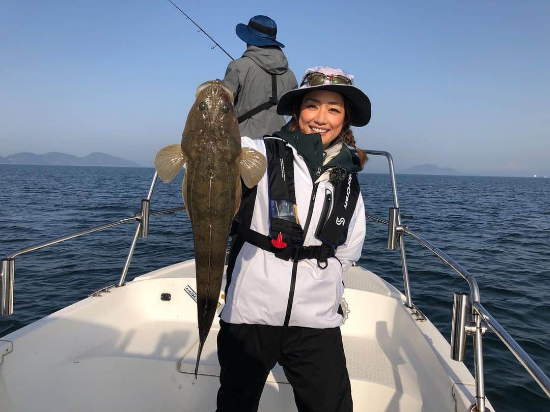 のインスタグラム：「マゴチ♥ アタリを取って、ヒキも楽しめる釣りでしたぁ(˙ᵕ​˙ ) マゴチは捌くの難しそうに思ってましたが、キッチンバサミでエラまわりの骨たちは簡単に捌けました♪ しっぽ側はホネもないのでそこを唐揚げやカルパッチョに♪ まだまだやった事ない釣りってありますね.ˬ. KBS京都毎週木曜23:30〜 サンテレビ毎週金曜22:30〜 テレビ愛媛毎週金曜26:00〜 テレQ毎週日曜5:00〜 RSK山陽放送毎週水曜25:55〜 YouTubeでアーカイブ残ってます  #ソルトフィッシングパラダイスtv   #彼方茜香  #メジャークラフト  #ヒロセマン   #sarynfishing」