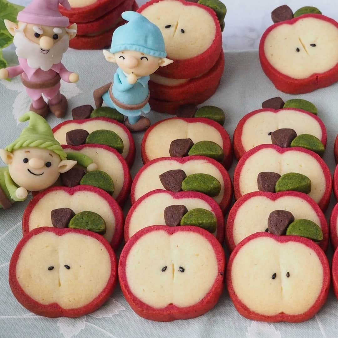 上岡麻美さんのインスタグラム写真 - (上岡麻美Instagram)「リンゴのアイシングクッキーの作り方をYouTubeにのせました🍎  元々はお菓子絵本用で作ったのですが、我が家のおやつの定番になりつつあります🍀  これから父の日もあるので良かったら作ってみてください😊喜ばれます🤭🍎🍏  私のプロフィールのリンクからとべます♪  一緒に写っているのは、お菓子絵本に登場するマジパンの小人さんです🥰  #リンゴ#アイスボックスクッキー#デコレーション#作り方#お菓子#お菓子作り#スイーツ#クッキー#お菓子教室#リンゴクッキー#コッタ#cokkies#apple#decoration#art#sweets#decorationcokkies#マジパン#お菓子絵本#絵本#童話#おかしなおかしなおはなしえほん」5月27日 20時29分 - asami_kamioka