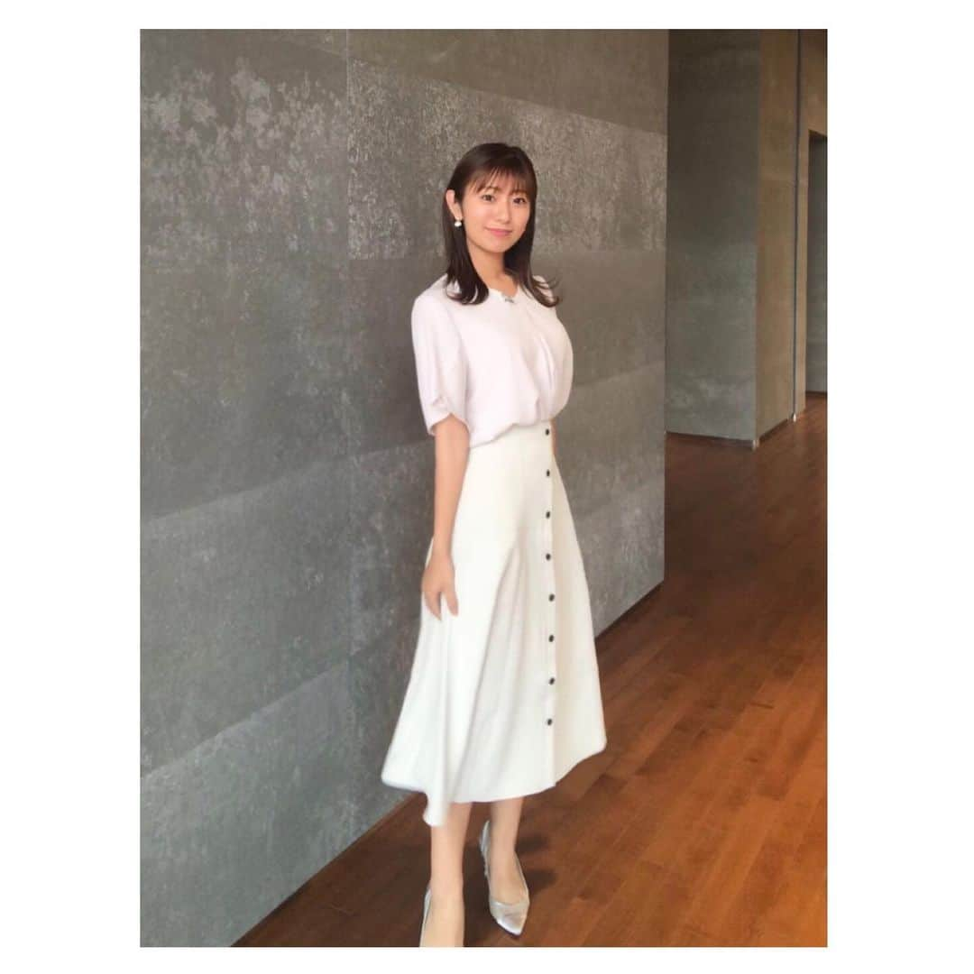 白戸ゆめのさんのインスタグラム写真 - (白戸ゆめのInstagram)「👗 . 《Wed》 tops&skirt: @anysis_official  . 今週はイエベ春が多かった🌸 淡めのピンクのトップスは 胸元にラインストーンが付いていて デコルテを綺麗に見せてくれます✨ 袖も可愛かった！ . スカートはセンターのボタンが 縦のラインを強調してくれるので スタイル良く見えます🤩 シルエットも美しかったです🎀 . #衣装 #女子アナ #女子アナコーデ #キャスター #アナウンサー #コーデ #ootd #全身コーデ #anysis  #ヘアスタイル #外巻き #ワンカール　 #きょうの撮影場所 #2階 #踊り場 #撮影場所 #ネタつきた　 #最近画質悪い #お許しください」5月27日 20時30分 - yumeno.s_